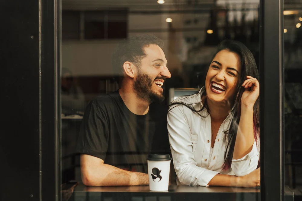 Una pareja compartiendo un momento de cercanía