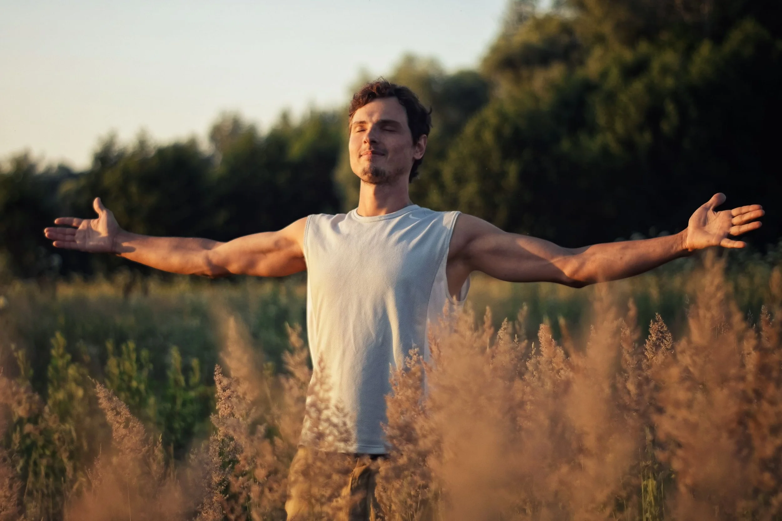 hombre feliz en la naturaleza con una sonrisa en la cara