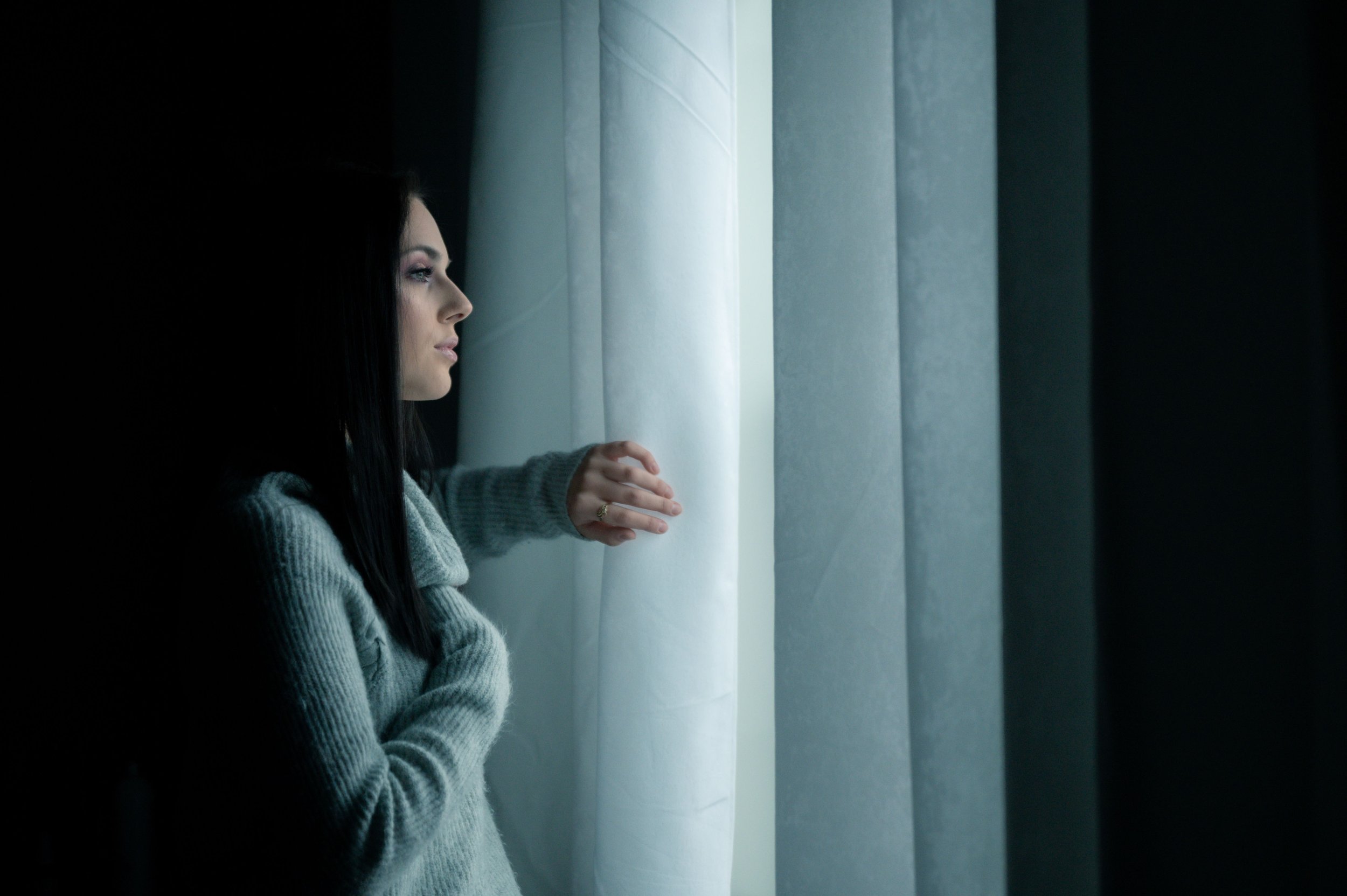 mujer reflexionando en soledad tras el proceso de duelo por una infidelidad