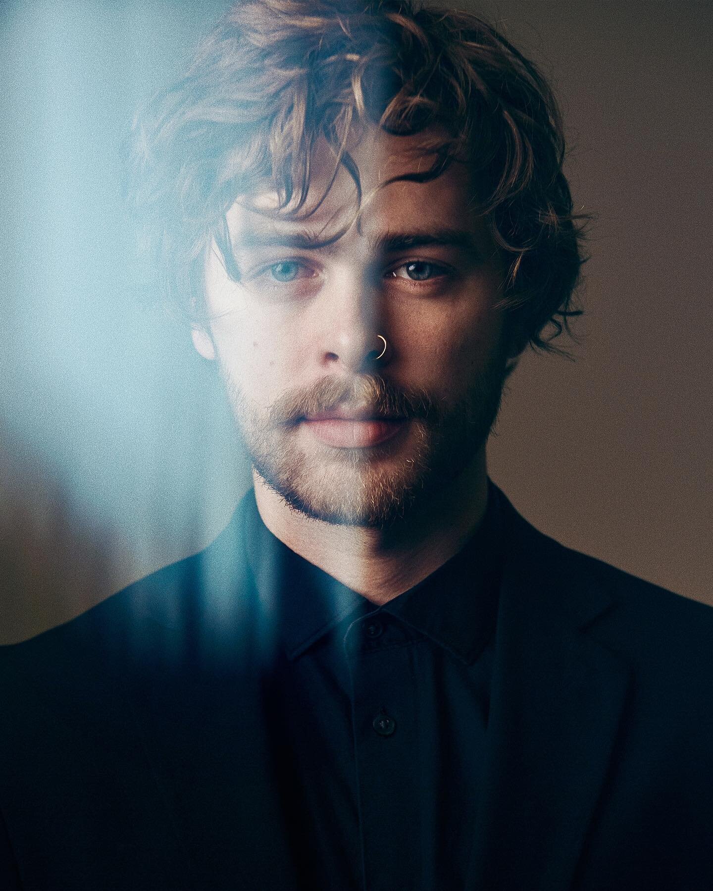 Portrait of singer/songwriter Jake Wells. 🙏