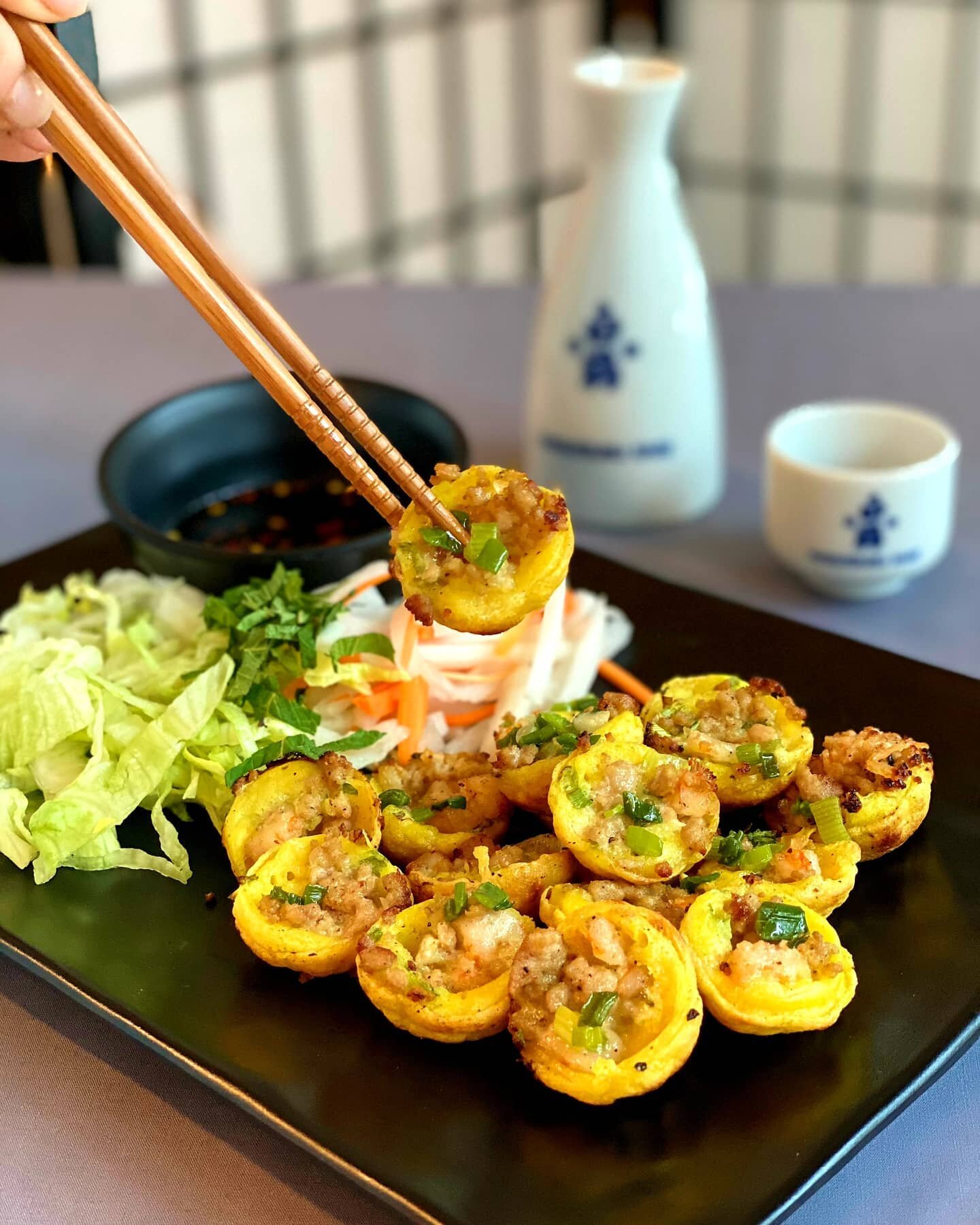 Mini B&aacute;nh Khọt ****NOUVEAUT&Eacute;E*****

18 minis cr&ecirc;pes vietnamiennes garnies au porc et crevettes servies avec de la laitue coup&eacute;e, l&eacute;gumes marin&eacute;s et feuilles de menthe $12

🥬 Extra 2$ pour des feuilles de lait