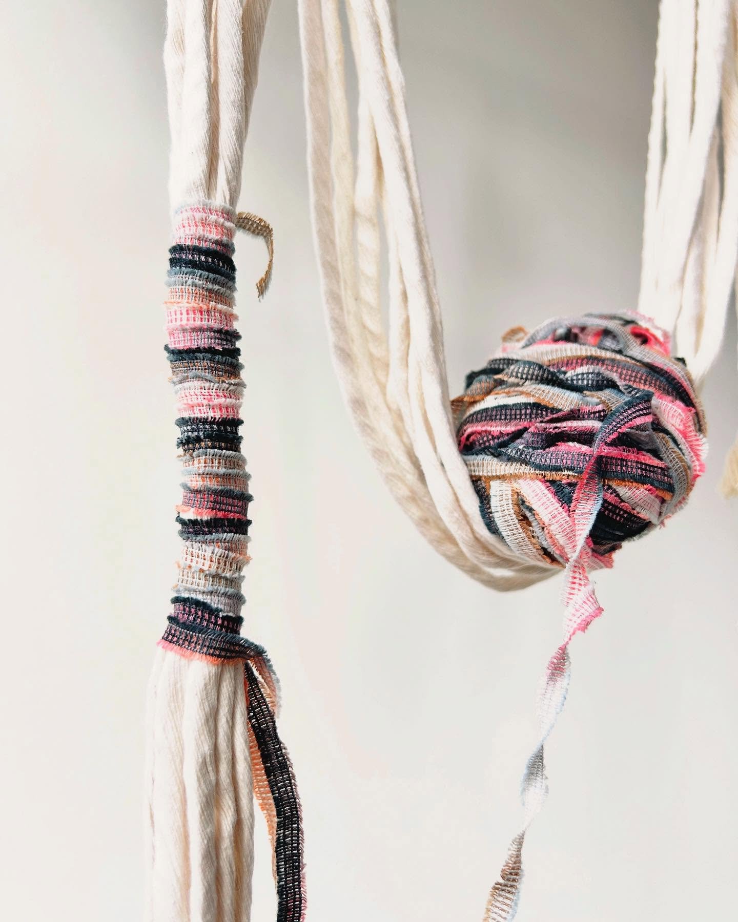 As the saying goes, &ldquo;you can tell a good workman by his tools&rdquo;.
And I have very clear my choice of sustainable, organic materials to get the pieces I make, with vibrant colors and fully textured.
.
.
.
#lilou_studio #fiberart #fiberartist