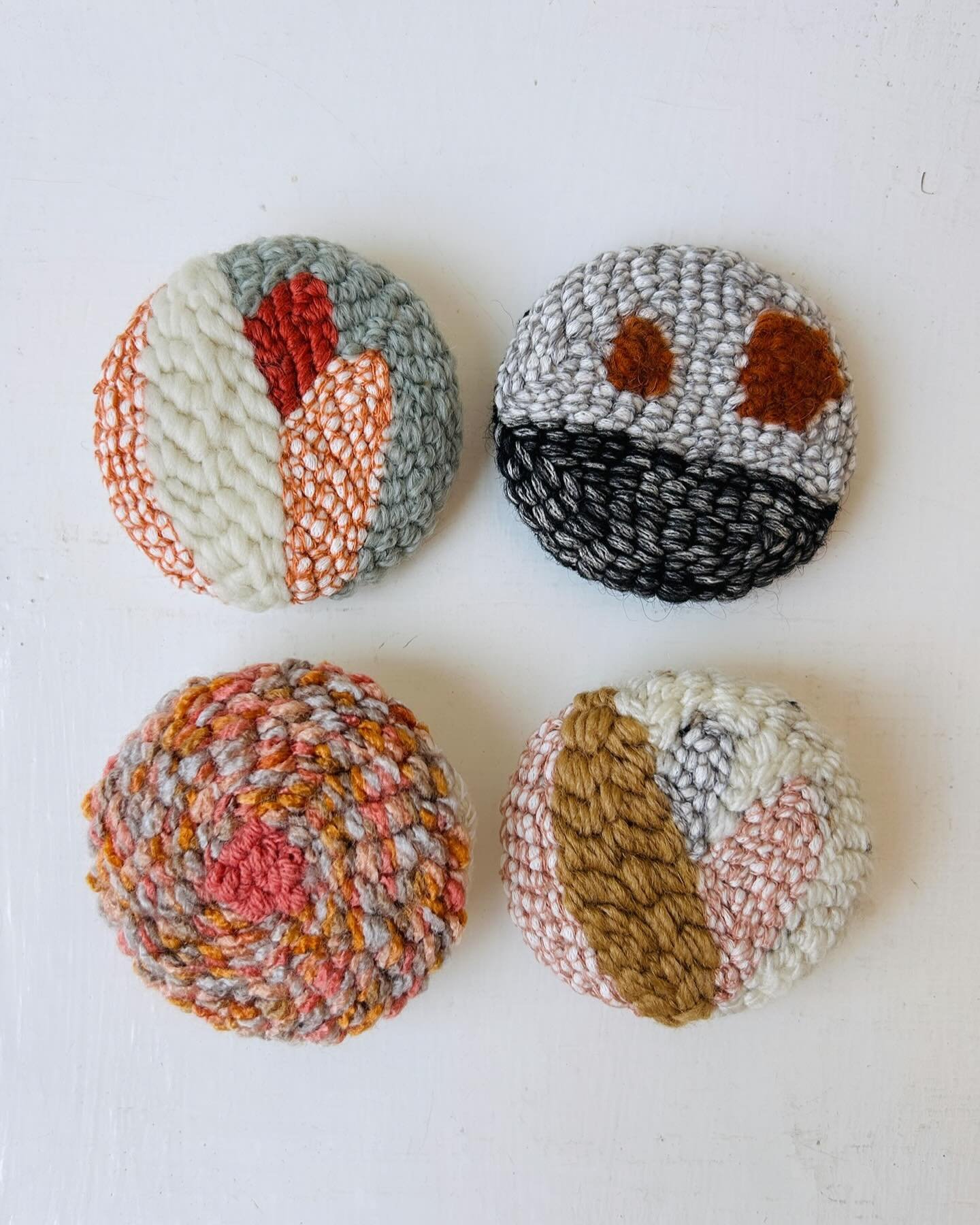 Very happy with this new bunch of brooches, what do you think?
.
Can&rsquo;t wait to see you grab them and wear on your favorite outfits. 💕
.
.
.
#lilou_studio #fiberart #fiberartist #fiberartistsofinstagram #textiledesign #textileart #textiledecor 