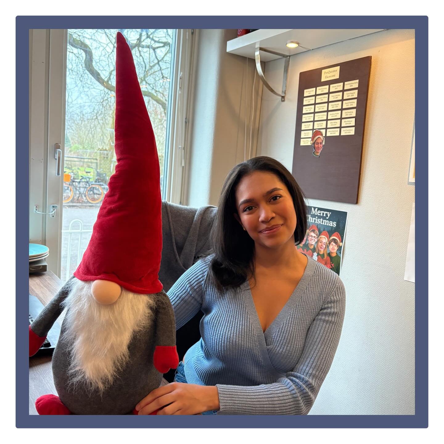 H&auml;r kommer &aring;rets julrim fr&aring;n v&aring;r k&auml;ra PQE💙

Nu ser vi fram emot julefrid
Men vi vill ocks&aring; tacka f&ouml;r denna tid

P&aring; klubben blandas drinkar, p&aring; kajutan lagas mat
P&aring; Bojen tappas &ouml;l upp fr&