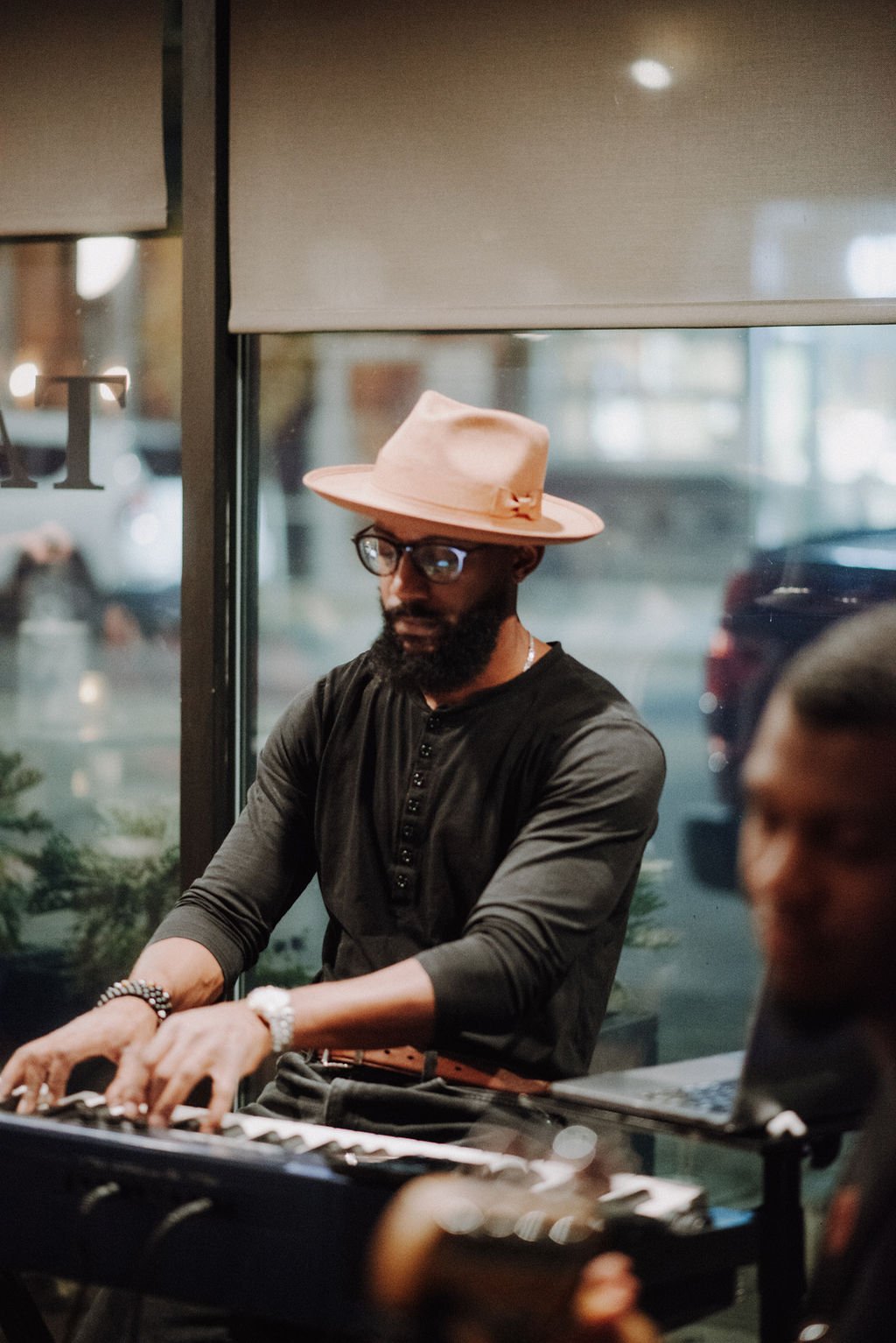 LIVE MUSIC - RONY THOMAS