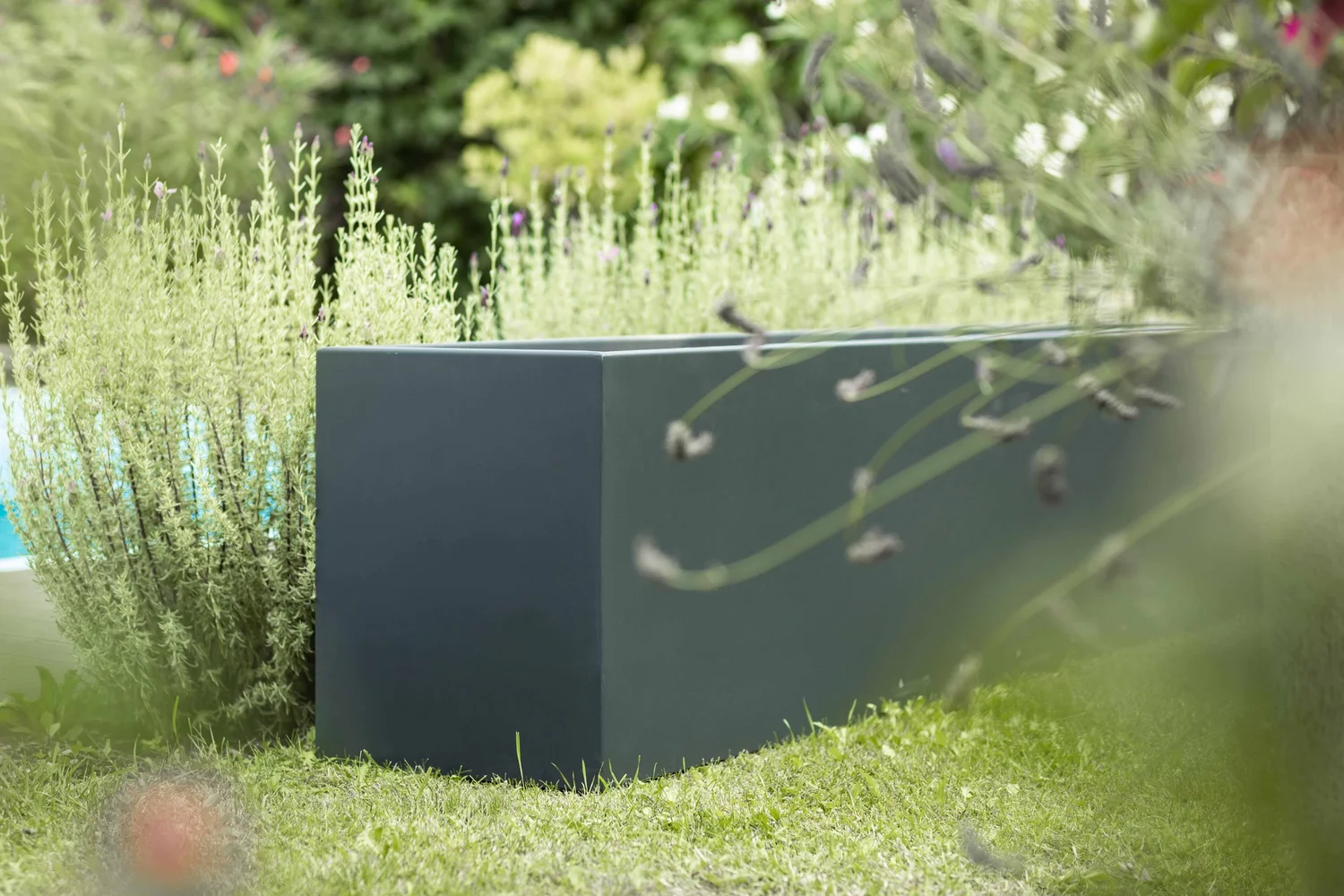 Hochbeet nach Maß aus Metall in Anthrazit in einem Garten