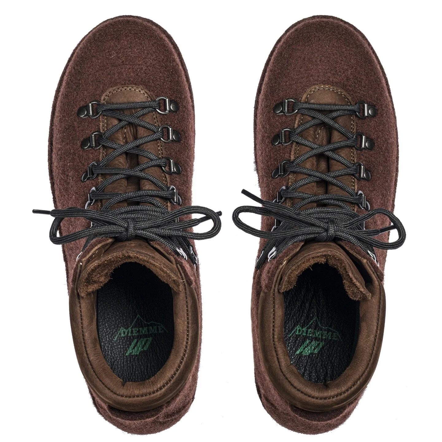 @diemmefootwear x @hikingpatrol - Roccia Vet Woolfelt.

For Autumn/Winter 2025, Hiking Patrol and Diemme extend their collaborative journey with the Roccia Vet Woolfelt, the fourth chapter in their ongoing partnership. Handcrafted in Montebelluna, It