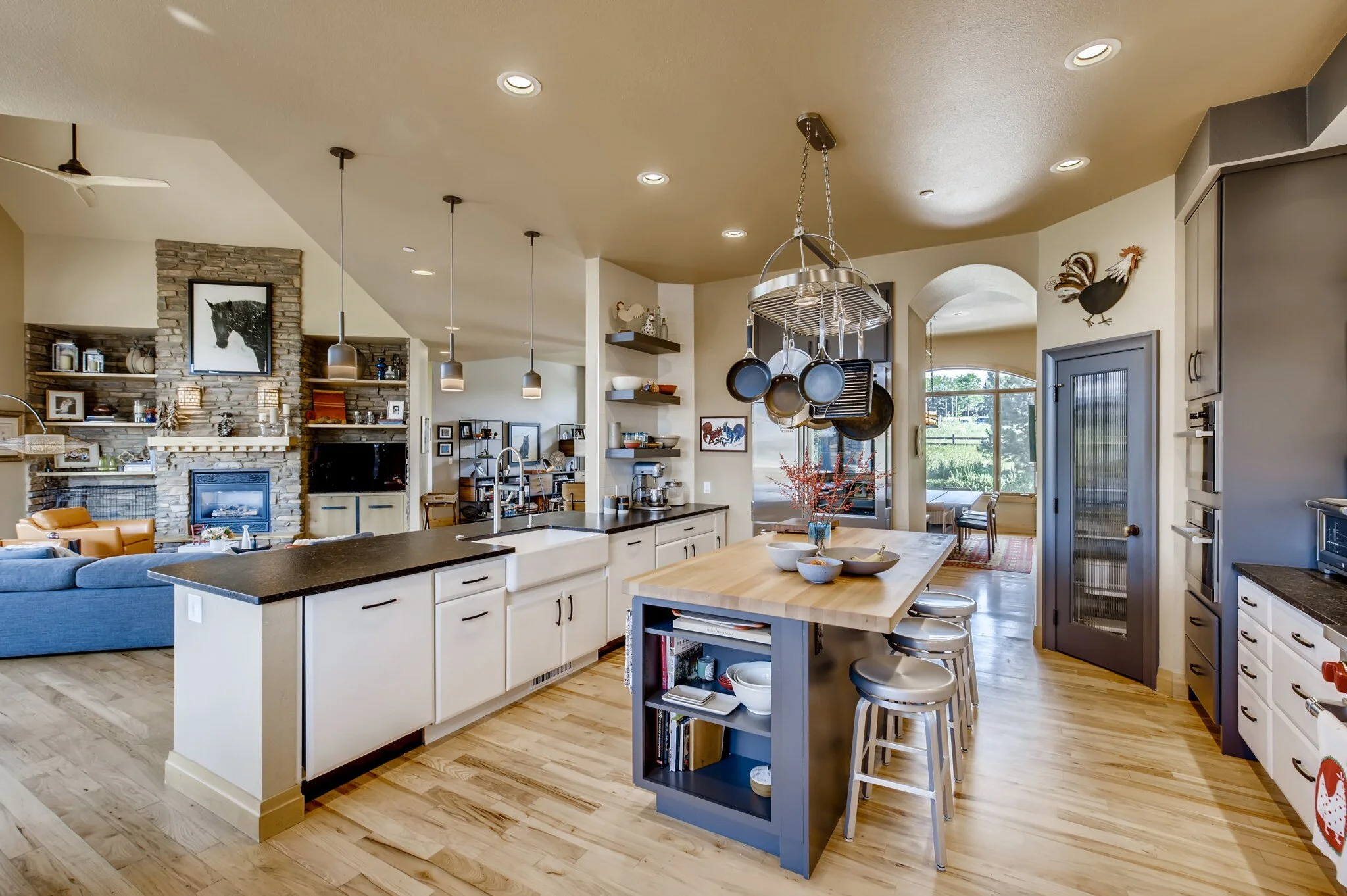 009 16 Kitchen.jpg
