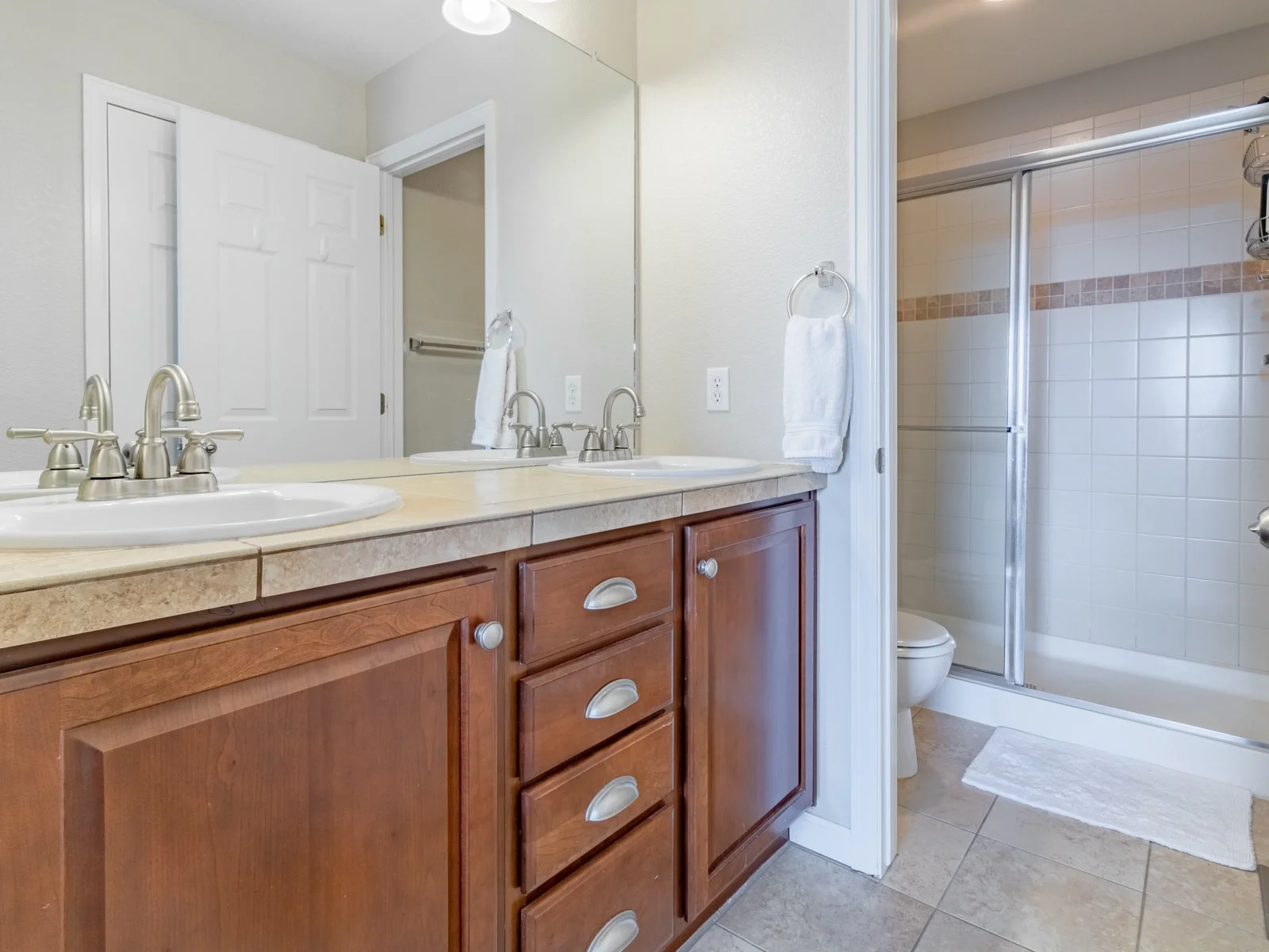 755 Roslyn Street, Unit 16 — Lefties Lens