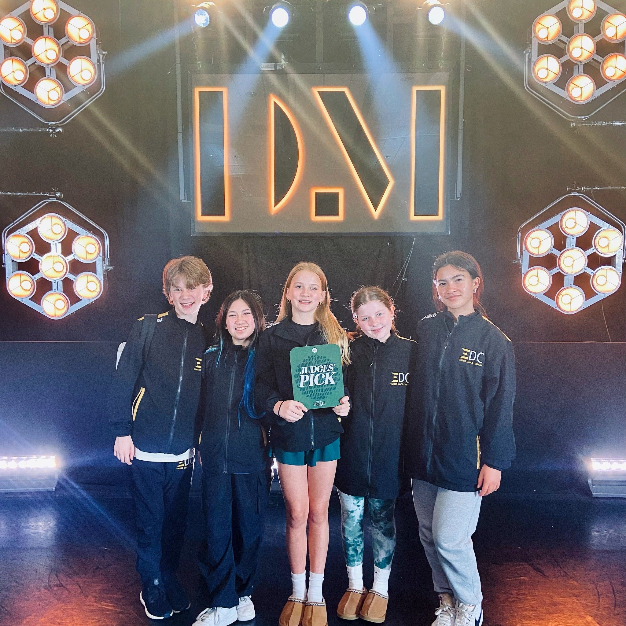 Had a great time dancing in Dallas at @dancemakersinc ✨ Congratulations to LIVE IN LIVING COLOR for receiving a judges choice award. Way to go team 👏

🧠 @zipperlol