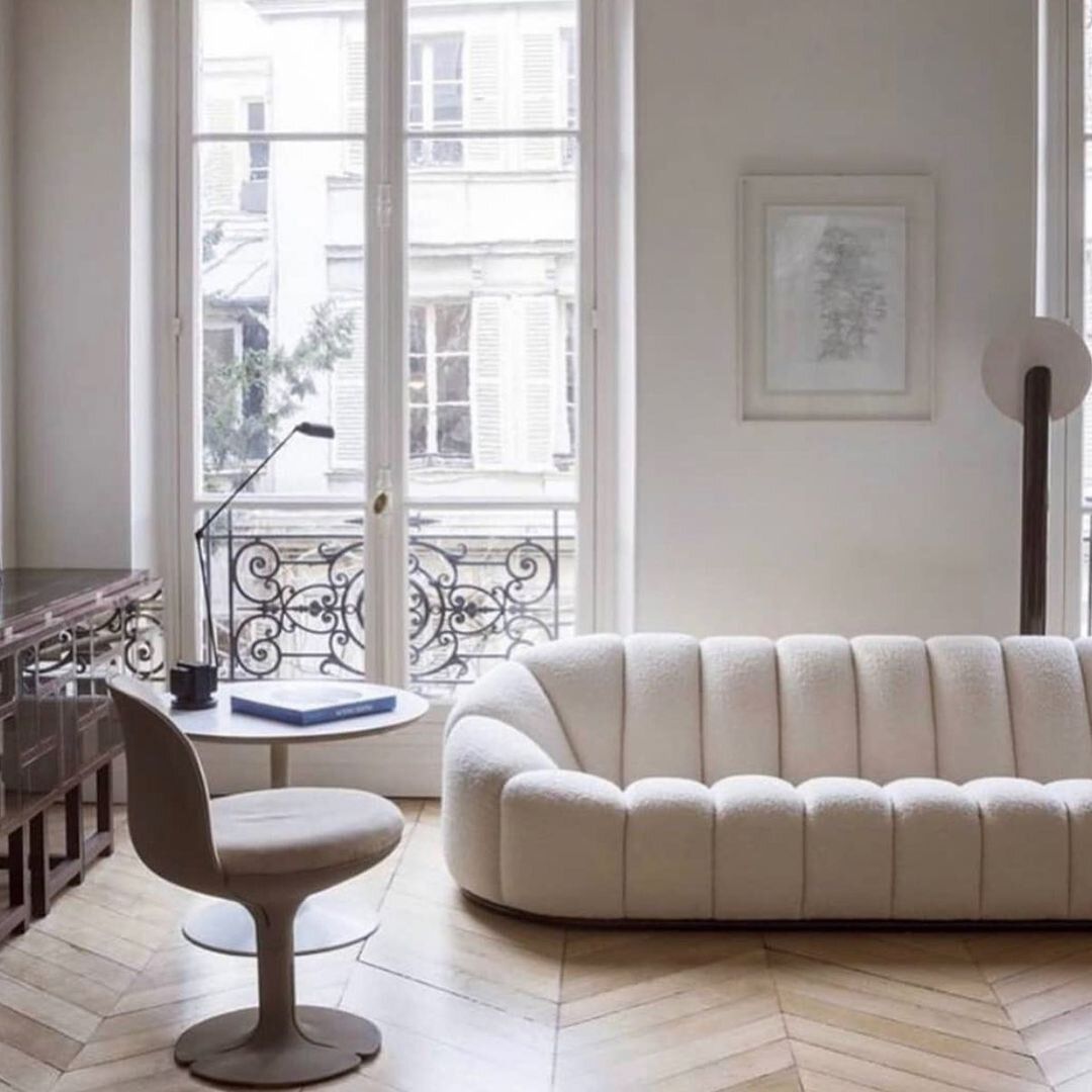 I mean... point out something that isn't perfect in this space. I'll wait. This is the home of Alice Lemoine and Benjamin Paulin, the son of furniture designer, Pierre Paulin (he designed that delicious sofa) and I'd move there in a second.⠀⠀⠀⠀⠀⠀⠀⠀⠀
