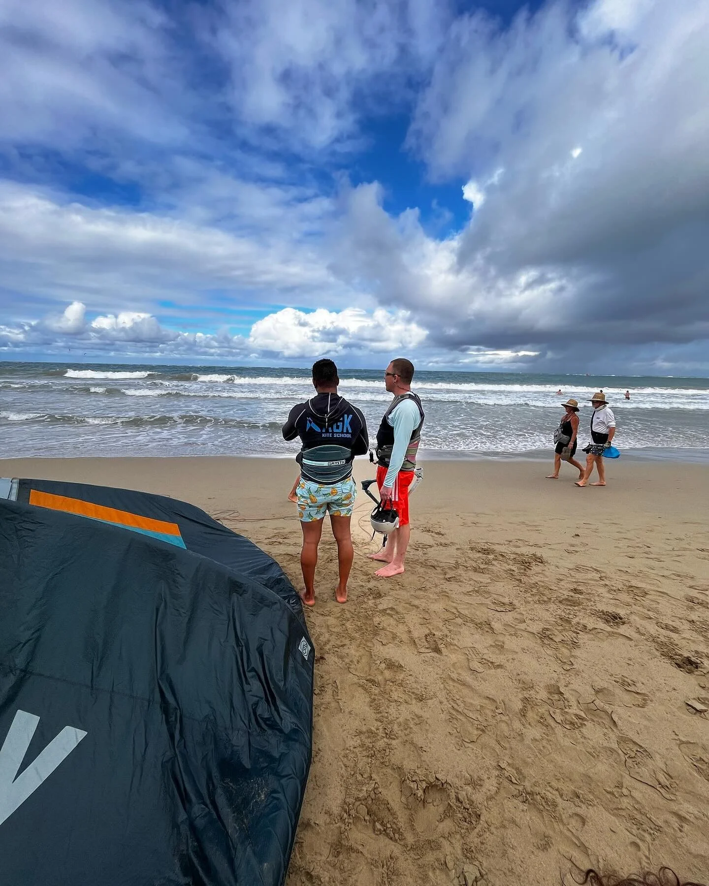 First lesson of the year 🏄&zwj;♂️

Come get you kite package ✅

#kitesurfbeginner#kitesurfing#dominicanrepublic🇩🇴