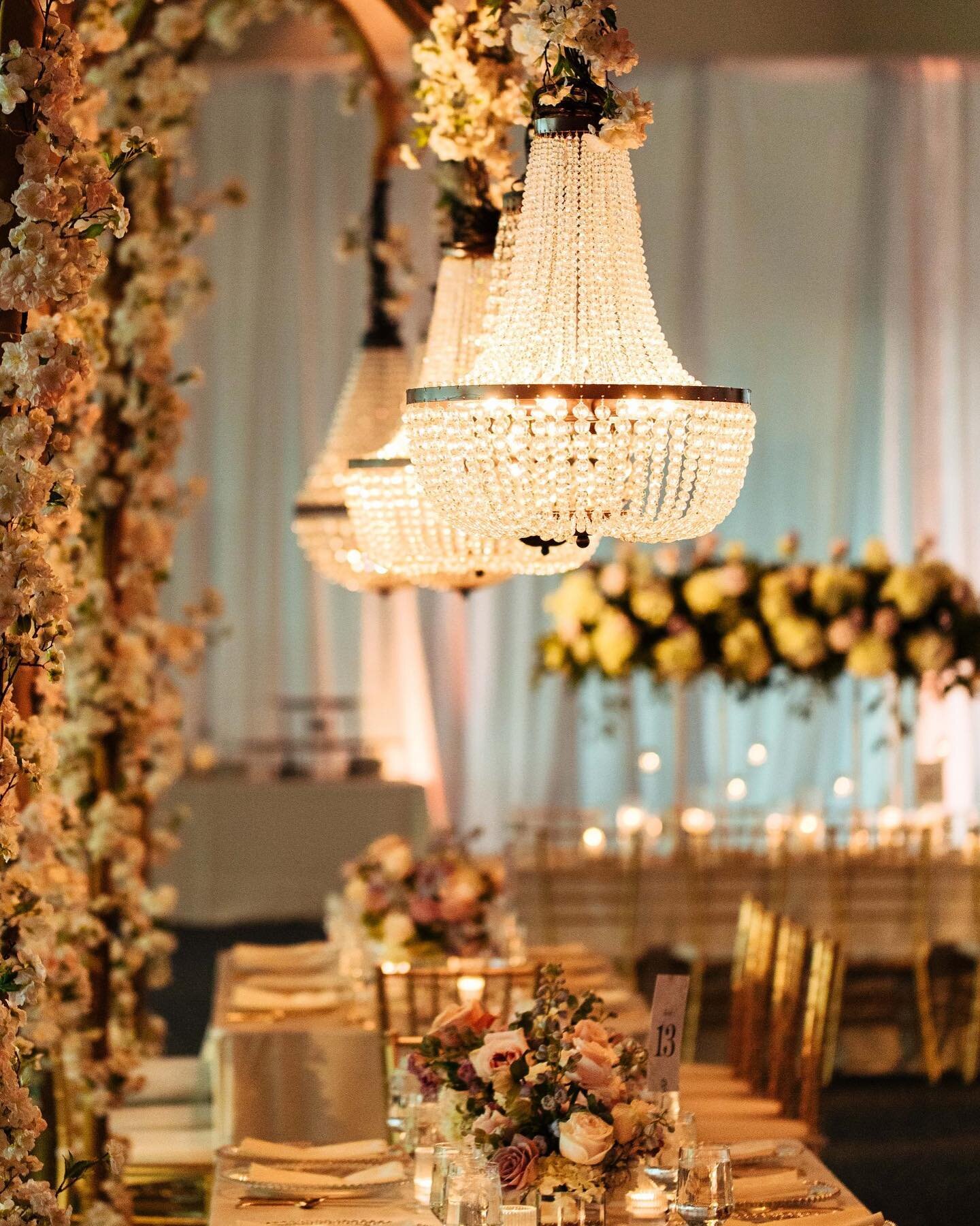 Can't hang chandeliers at your venue? No problem, intimate table settings with lush floral &amp; crystal chandeliers is the answer to that problem! 😍

This wedding was truly a stunner! ✨

📸: @omar.zeta 
Event Planning: @emilyweddings 
Venue: @nauti