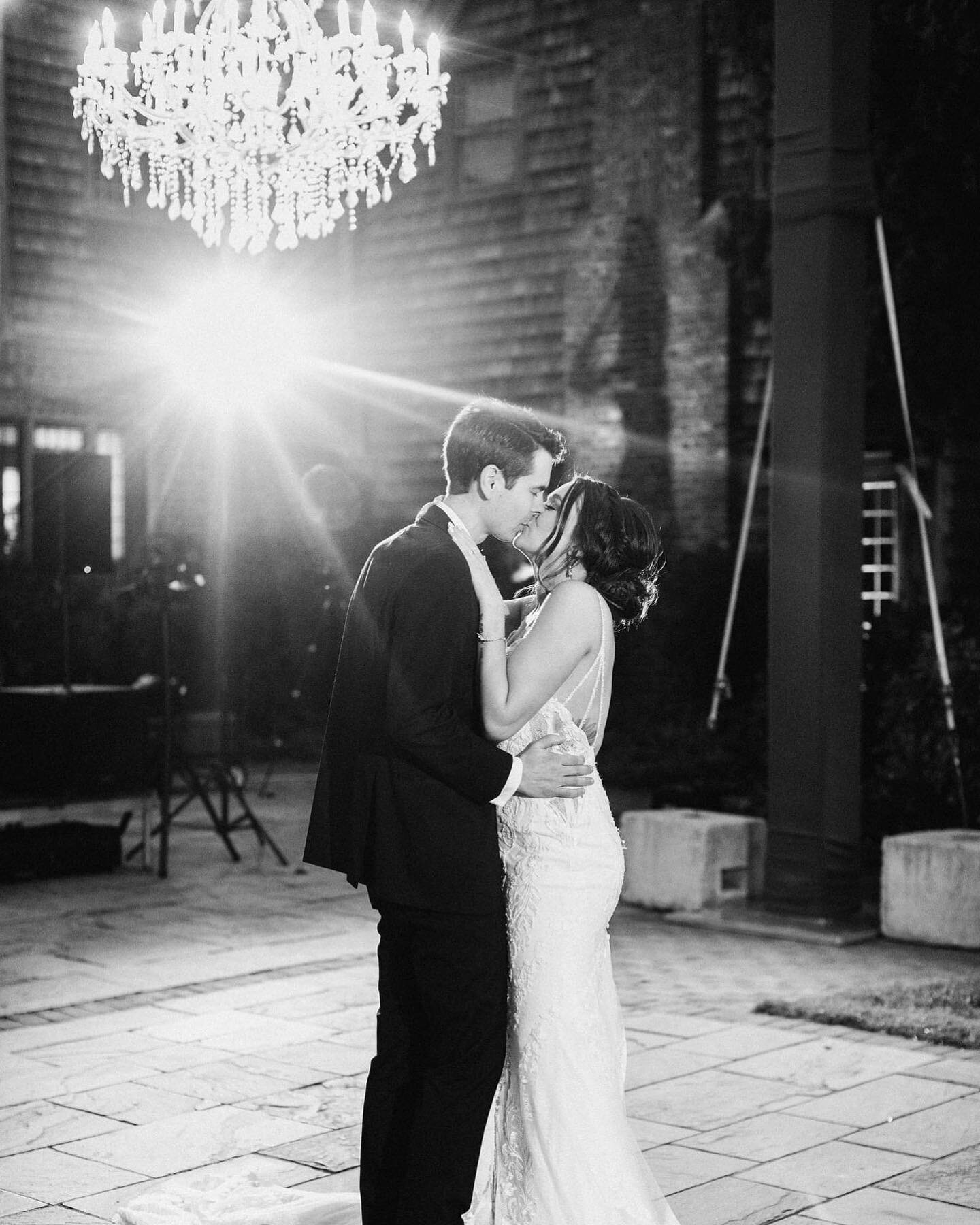 Imagine sharing your first dance outdoors under a gorgeous crystal chandelier and the open sky - it really doesn't get much better than that! ✨

Planning: @antoniachristiansonevents 
Catering: @eastbeachcatering_ 
Venue: @hermitagemuseumva 
Paper goo