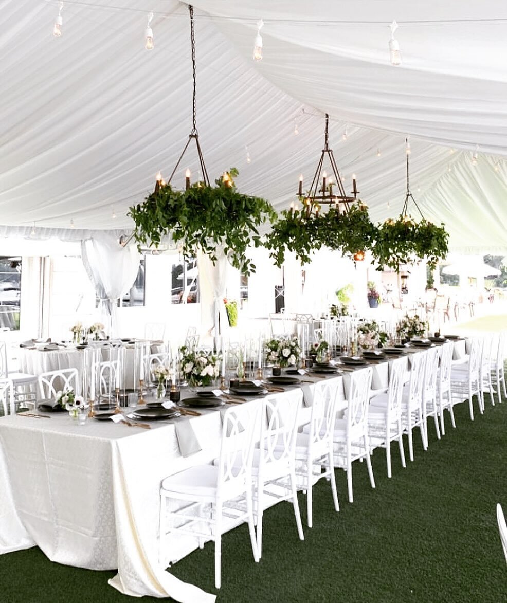 An oldie but goodie ✨✨

Cafe lights pair SO nicely with chandeliers and draping! We promise the addition of lighting will only elevate your overall design! 👏🏼

📸: @dustinlewisimages