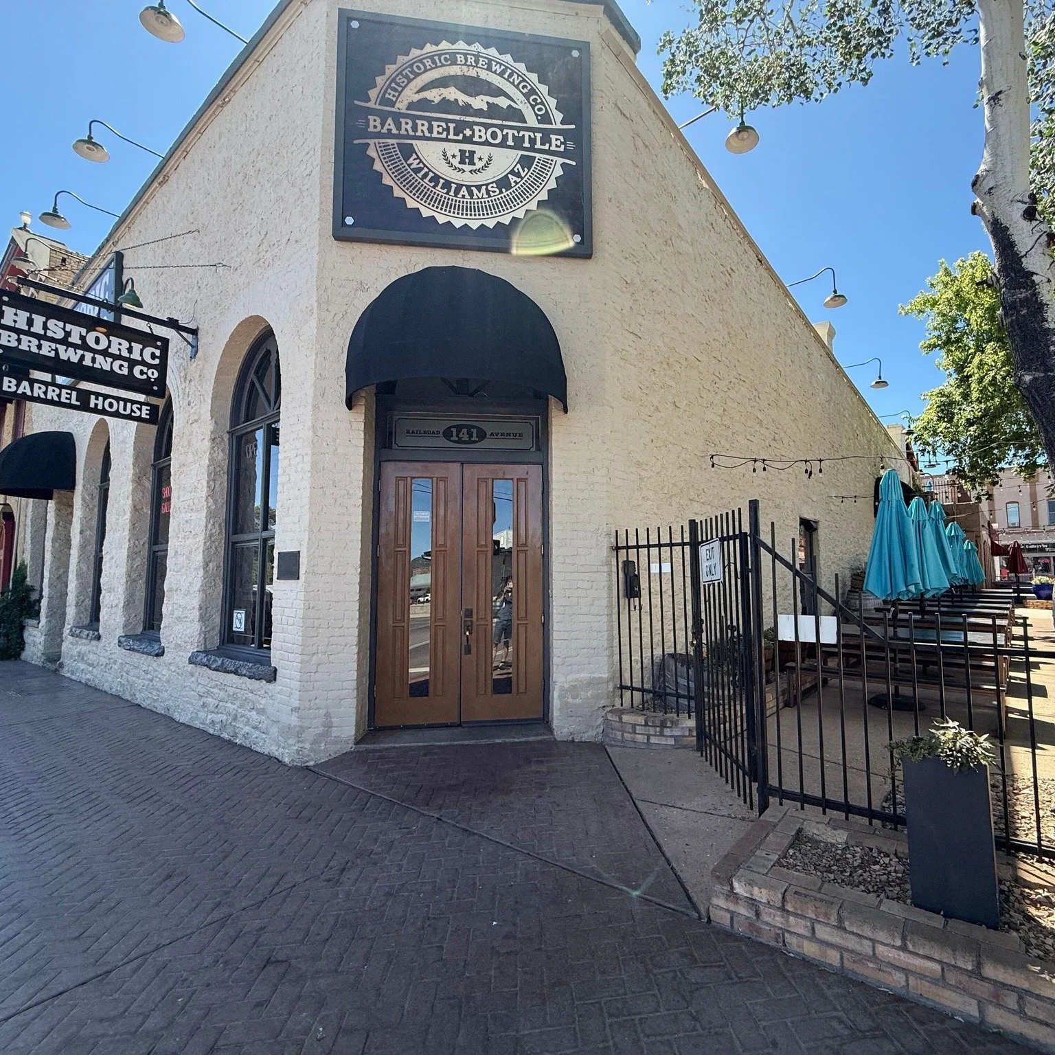 Swing by our Historic Barrel House - Williams location for some cold brews, good food and all the good vibes. Want to show off your favorite brewery? While you're around, snag some merch to rep!🍻🧢
--
📍141 W Railroad Ave. Williams
--
#HistoricBrewi