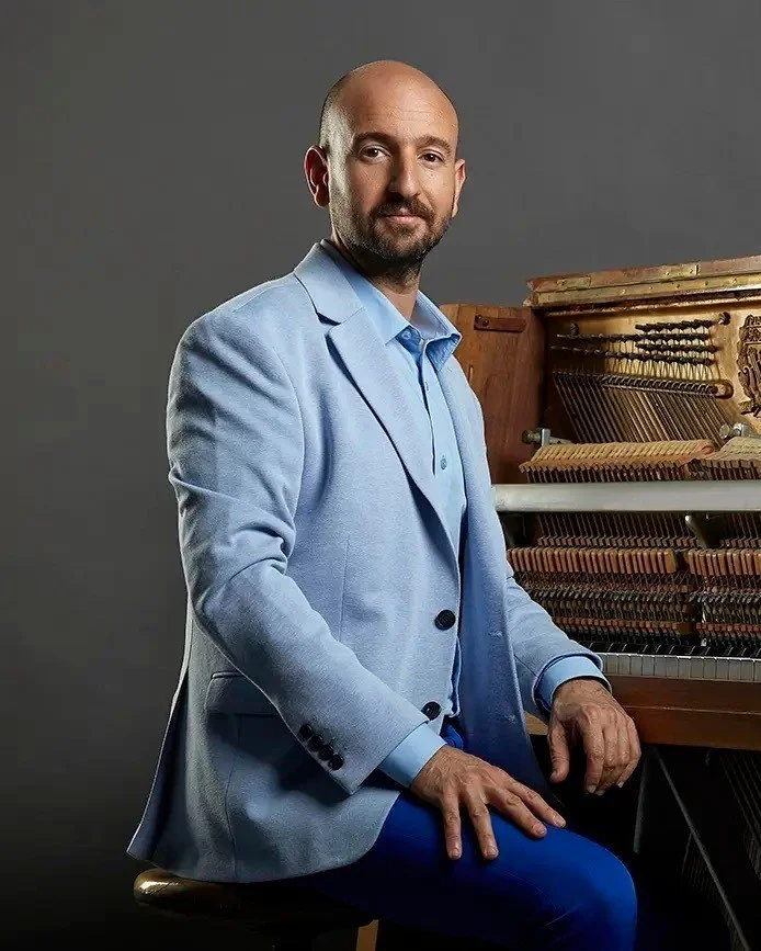 Born in Buenos Aires, Argentina, Ariel Pirotti is a celebrated pianist, composer, arranger, conductor, and educator whose work has reached stages across Latin America, Europe, and the U.S.

Director, pianist, and arranger of the Tango Orchestra of UN