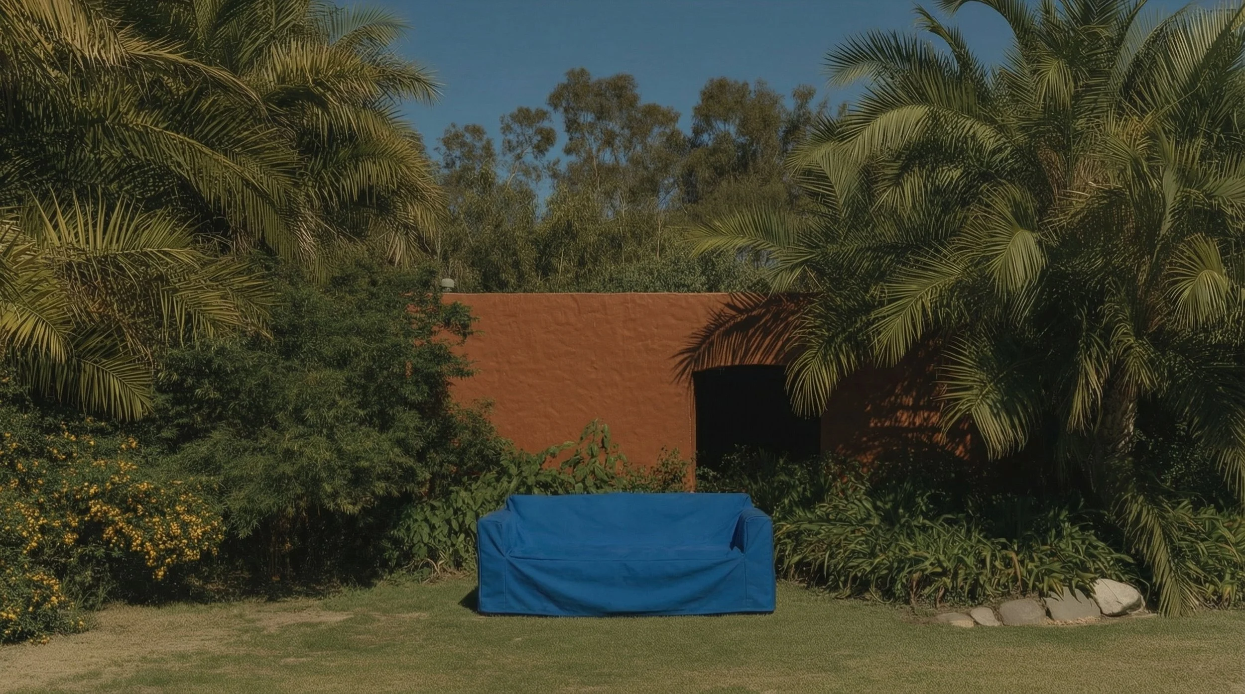 cover_the_furniture_202603241953 (1).png