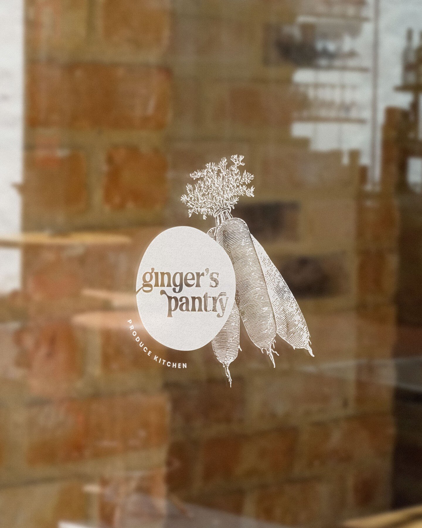 Last good bits for Ginger's Pantry: storefront branding for their produce kitchen (where all the packing magic happens!), and of course, paper bags.

Conceptual brief by @hellotayloramy
.
.
.
#GraphicDesign #BrandingDesign #BrandInspiration #BrandIde