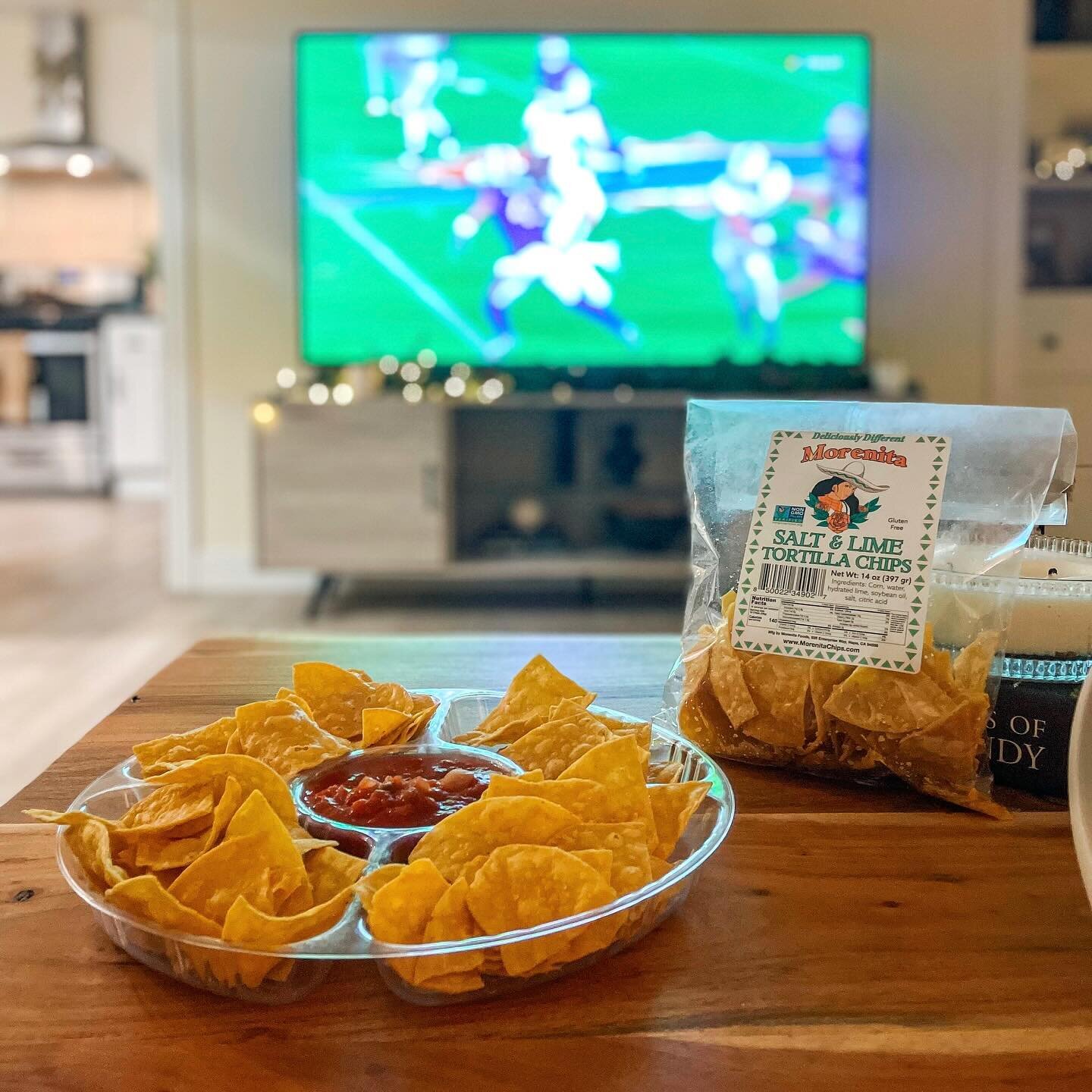 Score big on flavor this Sunday game day! 🏈🔥 Grab a bag of Morenita Tortilla Chips, dip into the salsa playbook, and let the taste touchdown celebrations begin.
.⁣
.⁣
.⁣
#MorenitaFoods #tortillachips #sundayfunday #snacks #foodies #chips #footballs