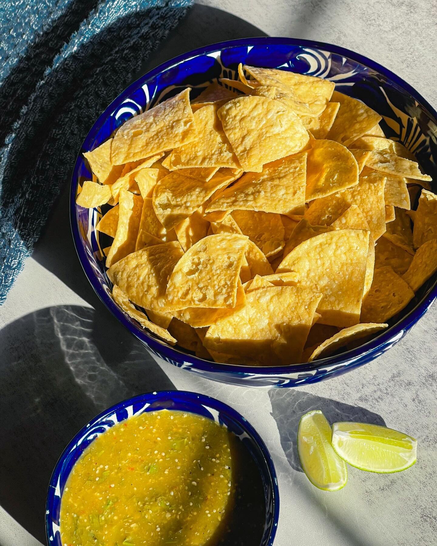 🫶🏽The perfect pairing doesn't exist...⁣
⁣
Transform your snacking experience with delicious flavors of homemade Salsa Verde! 🍅🌿 Paired perfectly with our original flavor tortilla chips, this zesty and tangy salsa is the ultimate companion for a f
