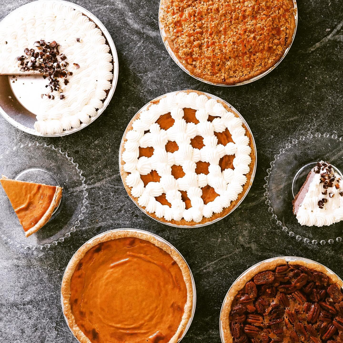 Come and try some of our fall favorites today @mckeeversmarket in lee summit! Curt will be sampling from 11:00 to 3:00 🥧 chocolate truffle silk, pumpkin, pecan, caramel apple, and pumpkin cream. 

#pie #localpie #MoPie #MoPieCo #asliceabove #giveMol
