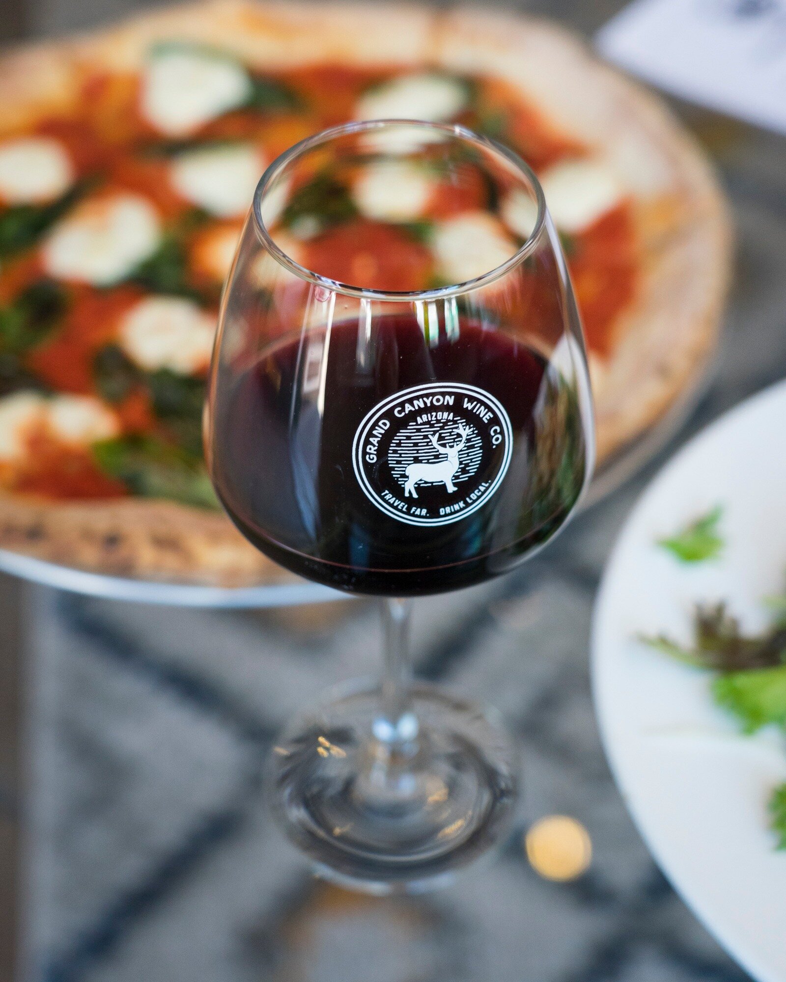 Do your lunch plans include us? If not, you're seriously missing out on some delicious wine and an amazing variety of food options! Stop by our tasting room for lunch and find out exactly what you've been missing 🍷
&bull;
&bull;
&bull;
#localazwine 