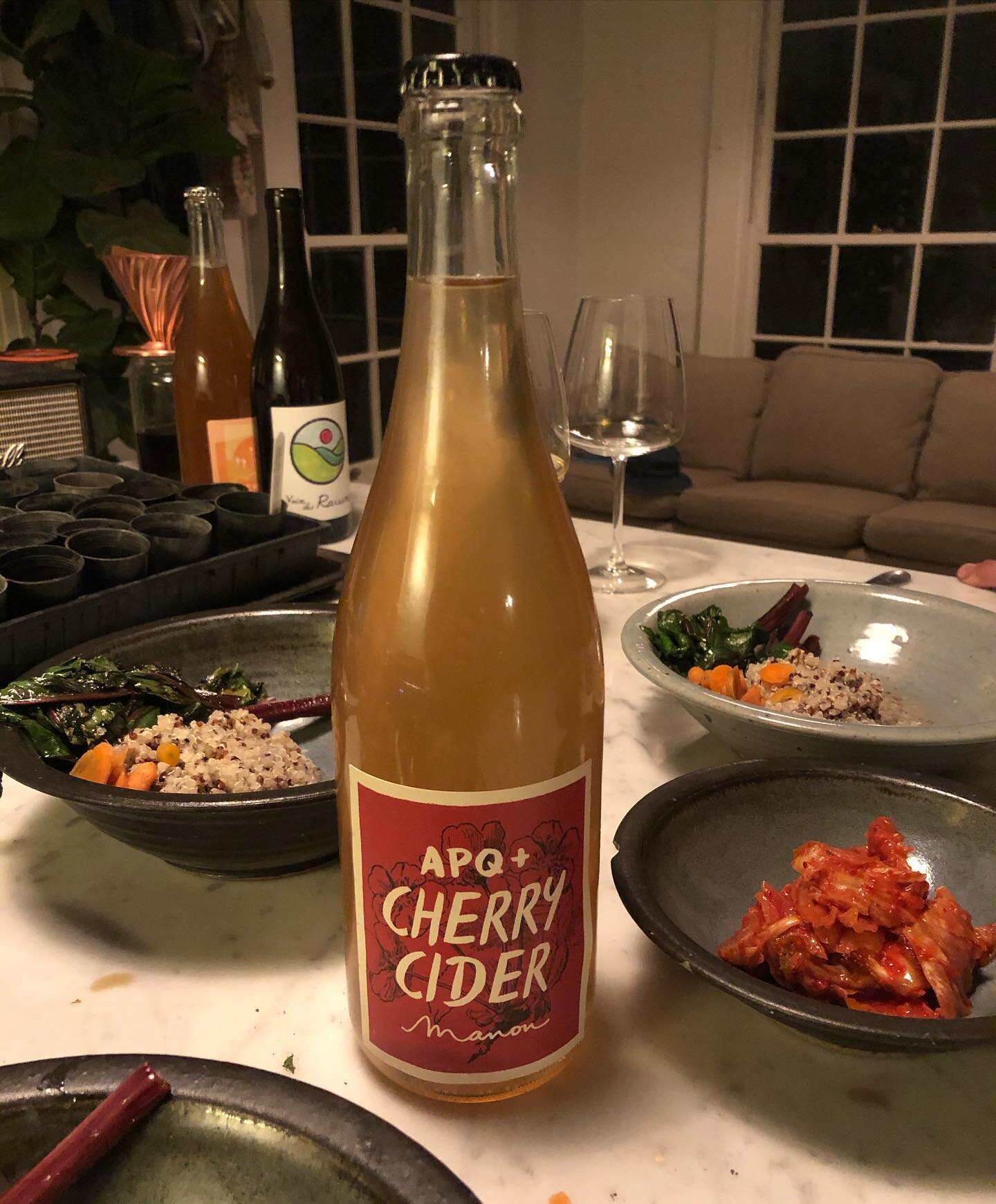 Thirst quenched! The wonderful family of @manonfarm released a barrel of their insanely good 2018 apple-pear/quince farm cider touched up with some cherry juice. It tastes like autumn breeze. Perfect alongside tempeh veggie bowls. Magic stuff 🤍

#ma