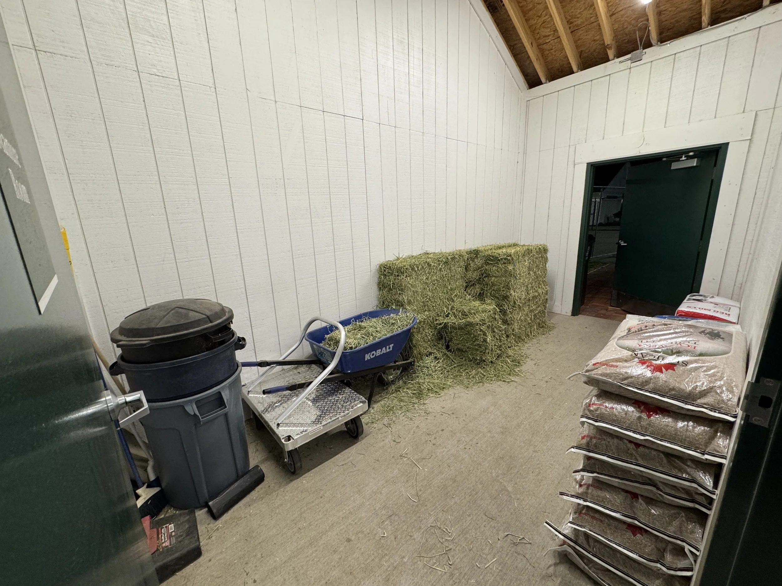 注：ダービーの期間中はここに飼料を保管していますが、ご覧の通りかなり広い部屋なので、木質チップの入ったゴミ袋を大量に置いておくことができます。この秋に利用される際には、写真に写っているものは何一つ置かれていません。