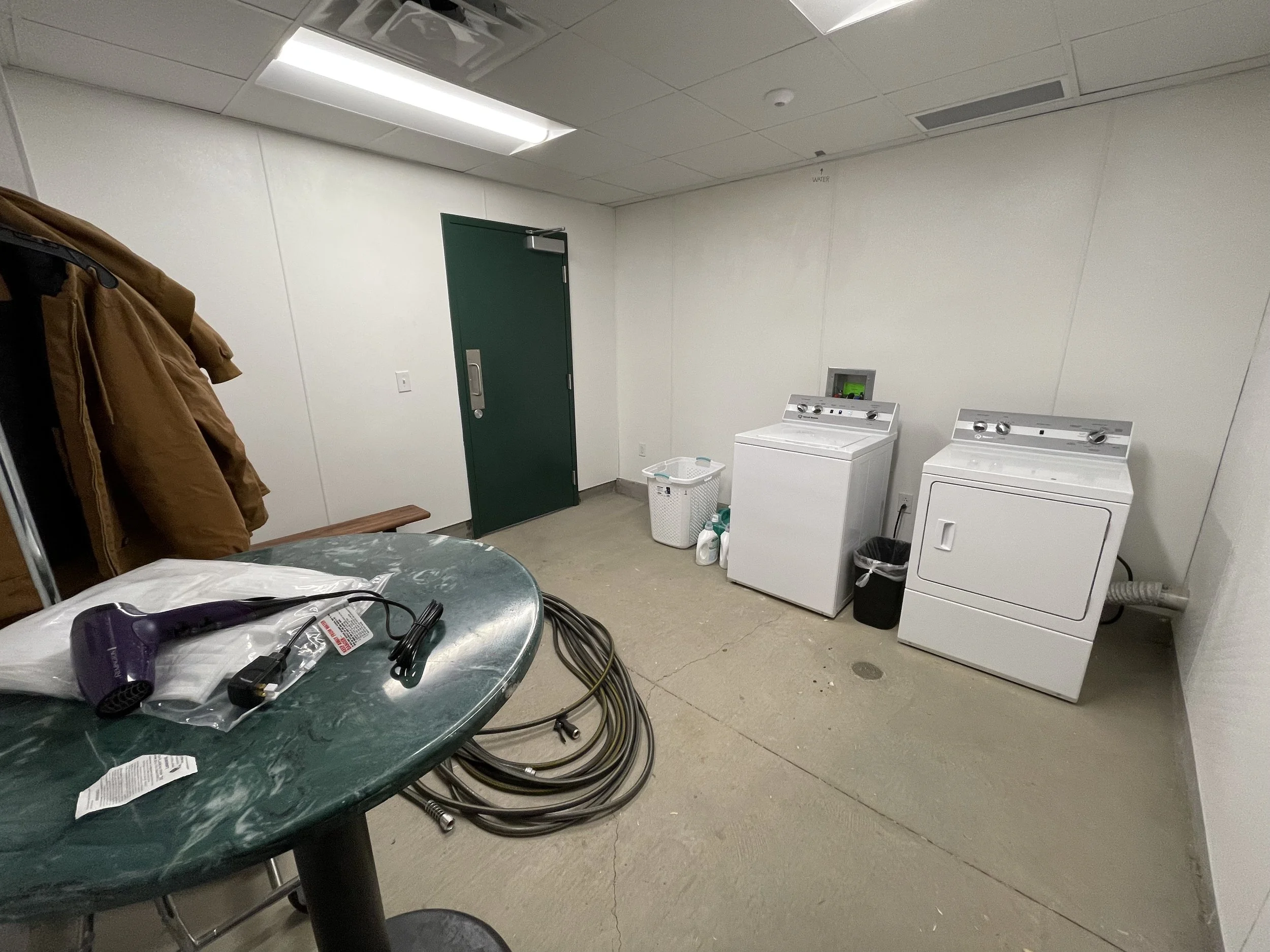第3部屋、使う。洗濯機と乾燥機があります。馬用じゃないです!!!個人の服だけ。毎日使っていいです。無料。