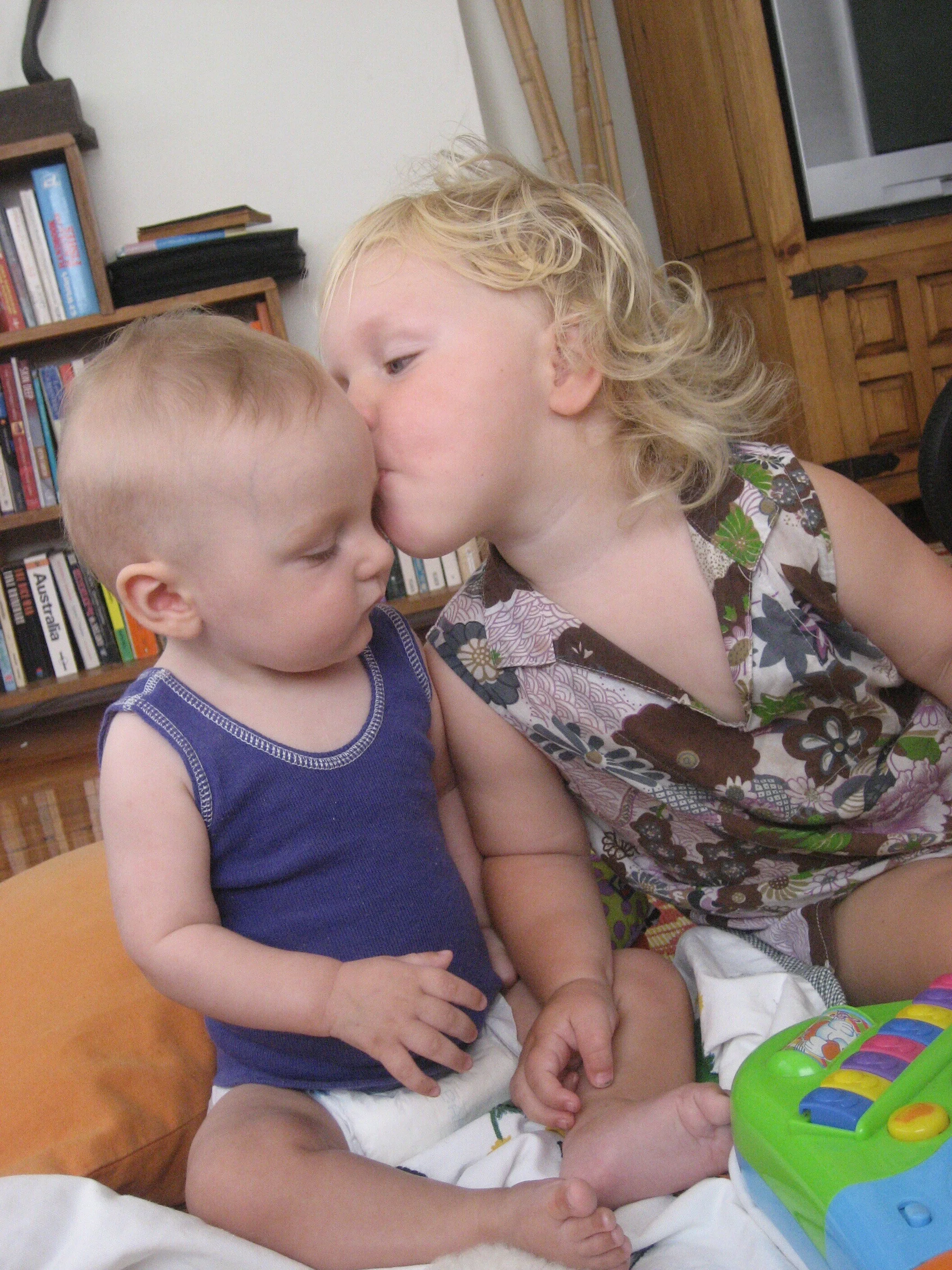 mimi kissing arch.JPG