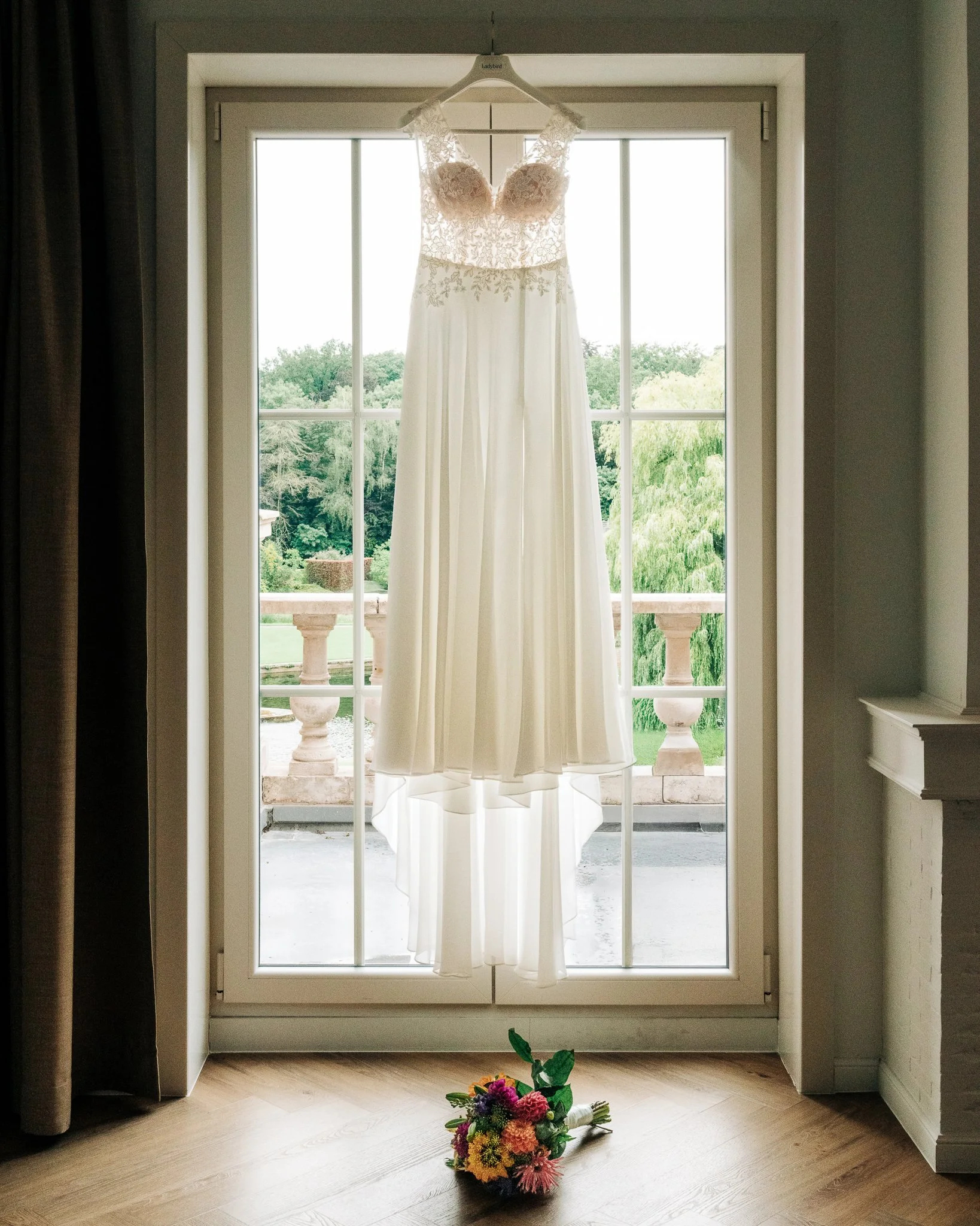 Het klaarmaken discreet gefotografeerd in de luxe bruidsuite van @lodewijkvanmale , voor beelden die de ochtend net zo stijlvol maken als de rest van de dag. ✨📸

Fotografie: @geringeld.huwelijksfotografie Dress: @azzurro_oostende 
Locatie: @lodewijk