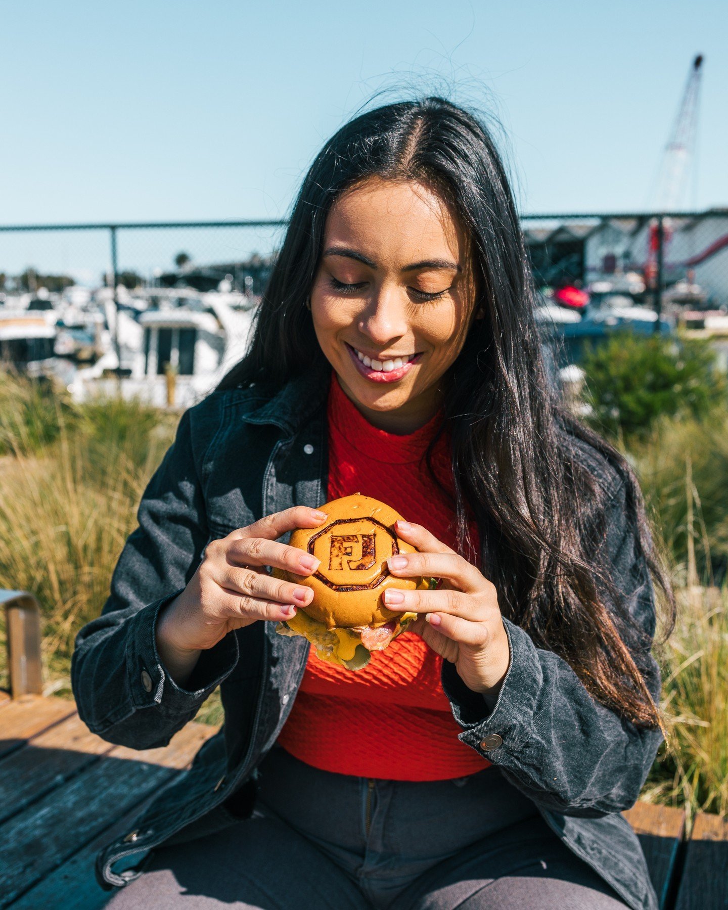 Winter isn't here yet, so grab your jacket and your burger to enjoy the last of the sunshine 😎