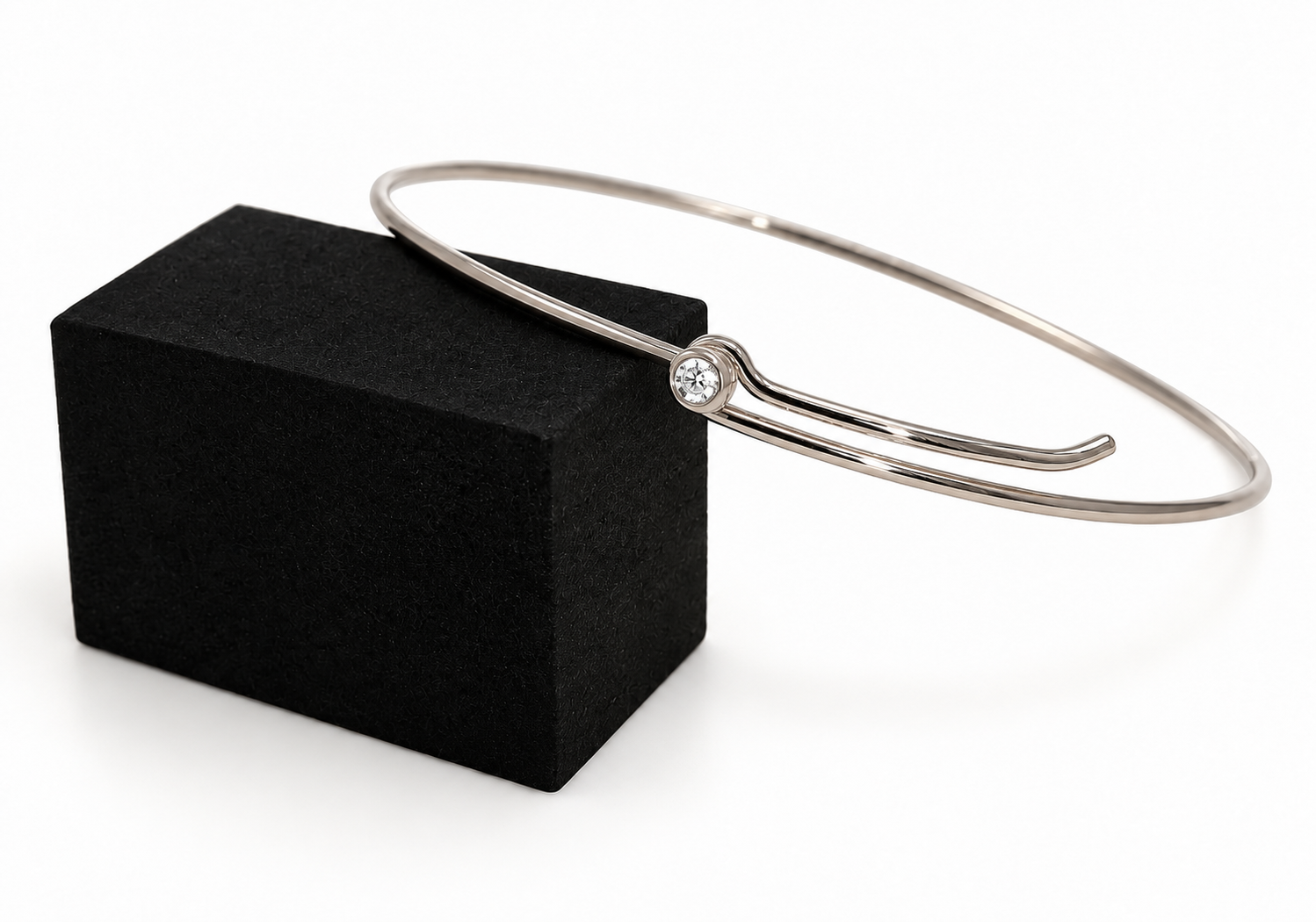 Armring hvidguld på blok.png