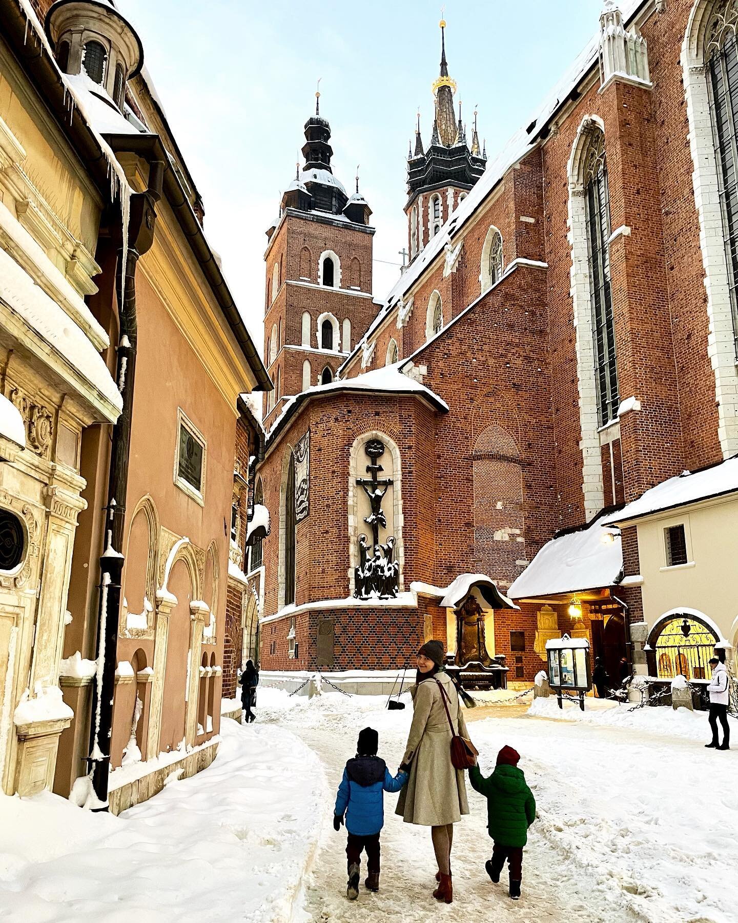 ✨Familjepromenad i k&auml;raste Krakow ❤️ Denna helg f&ouml;ll det massor av sn&ouml;, och det &auml;r s&aring; st&auml;mningsfullt... P&aring; torget finns en julmarknad 🎄
Om n&aring;gon av er &auml;r i Krakow, se till att g&aring; till Stortorget 