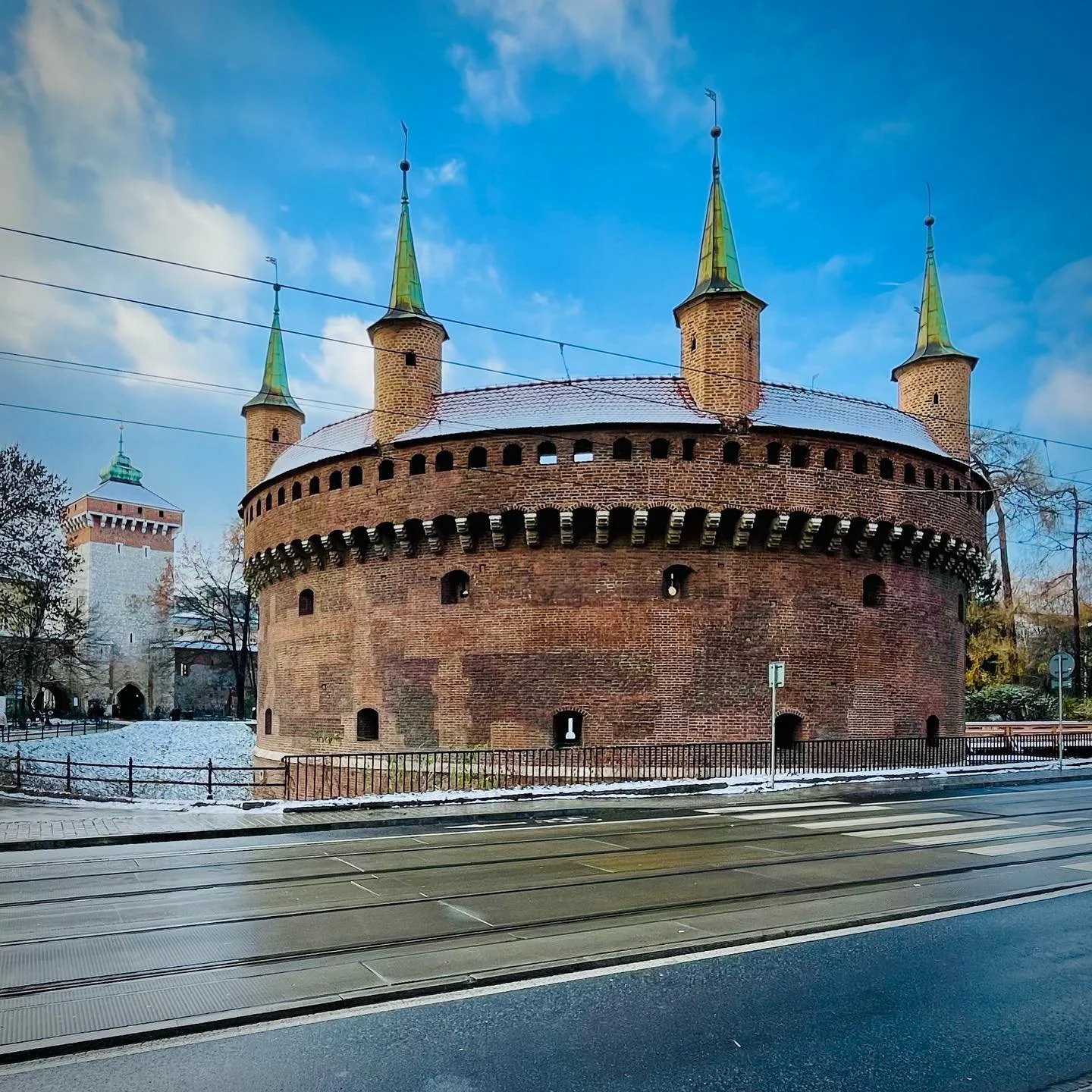 ❄️🇵🇱 Vintern b&ouml;rjar s&aring; sm&aring;tt g&ouml;ra sitt int&aring;g i Krak&oacute;w, och vi har redan f&aring;tt se &aring;rets f&ouml;rsta sn&ouml;flingor. Dessutom skiner solen idag p&aring; ett helt magiskt s&auml;tt, vilket skapar en verkl