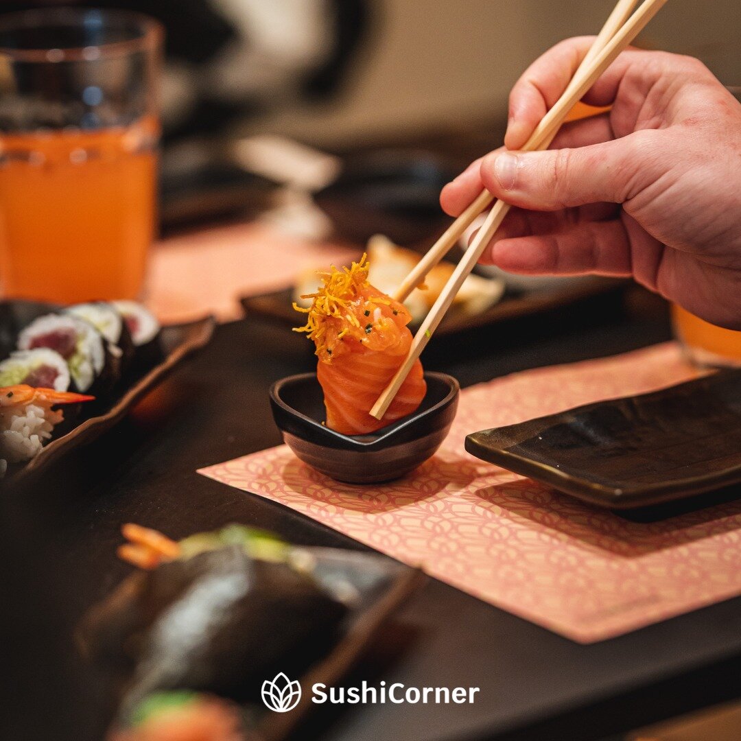 O nosso sushi bem tenta passar despercebido mas parece imposs&iacute;vel. Porque ser&aacute;? 🤭
.
🛵 Encomenda atrav&eacute;s do link na bio
.
.
🍣 Happiness is around the Corner
.
.
#sushi #sushicafe #shopping #sashimi #niguiri #sushilovers #sushit