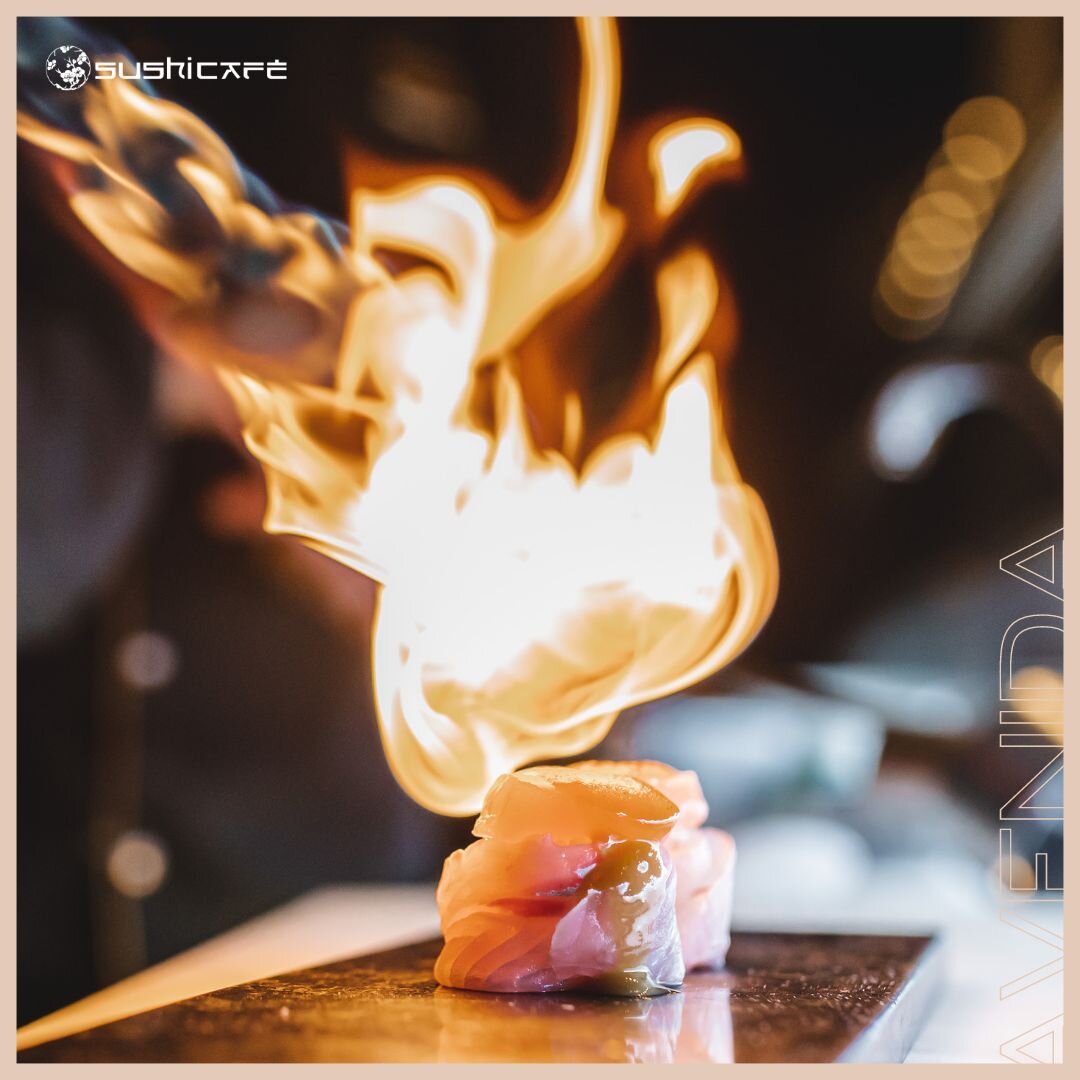 Os nossos Gunkans Ajillo s&atilde;o altamente saborosos... E podem causar habitua&ccedil;&atilde;o! 

🇬🇧 
Our Ajillo Gunkans are highly tasty... and they can be quite addictive!
.
.
Inspired by Japanese tradition 🍣
.
.
#sushi #sushicafe #avenida #