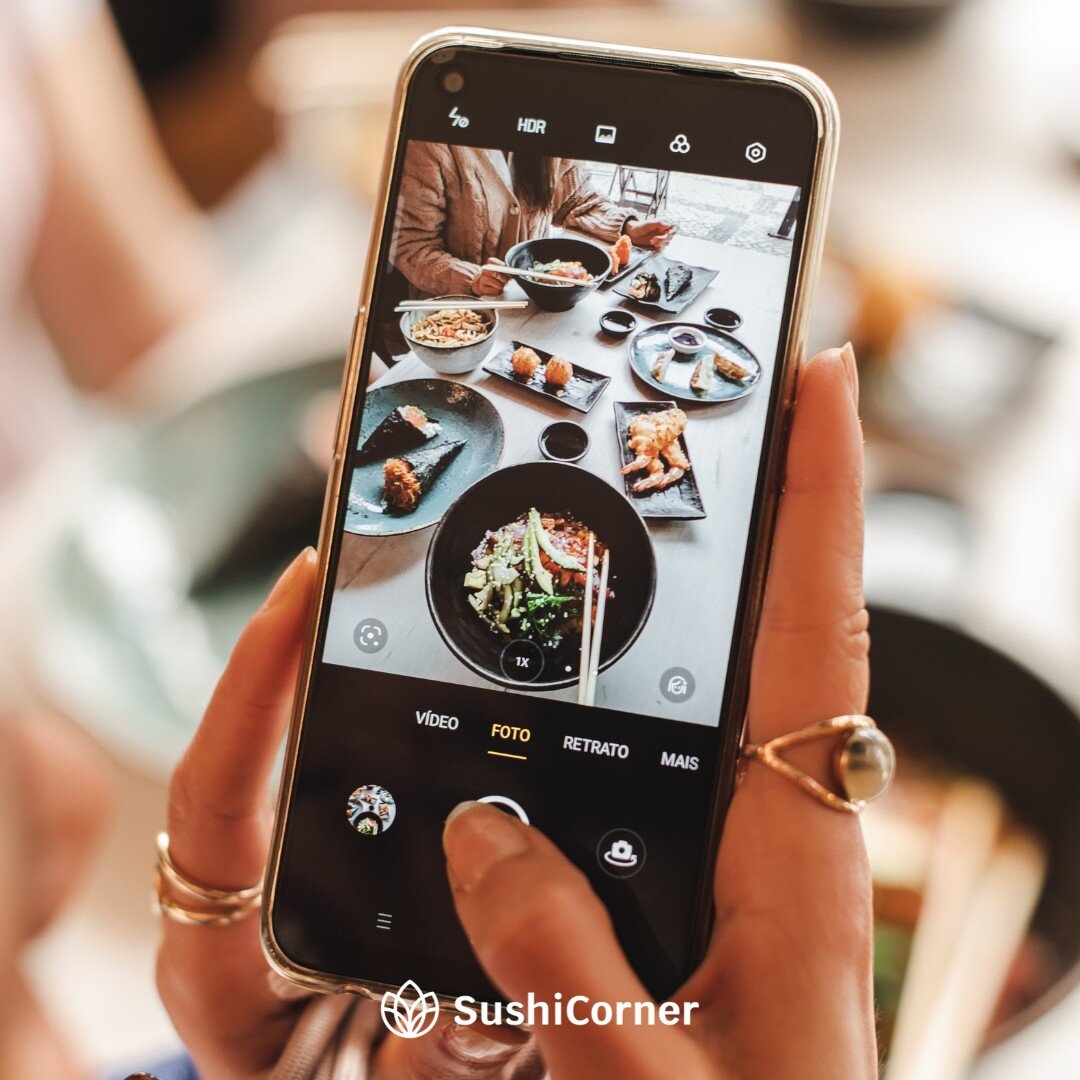 SUSHIPEDIA:

1. Vem almo&ccedil;ar ao Sushicorner;
2. Regista os momentos;
3. Identifica o Sushicorner; 
4. Voil&aacute;, instafoodie!
.
🛵 Encomenda atrav&eacute;s do link na bio
.
.
🍣 Happiness is around the Corner
.
.
#sushi #sushicafe #shopping 