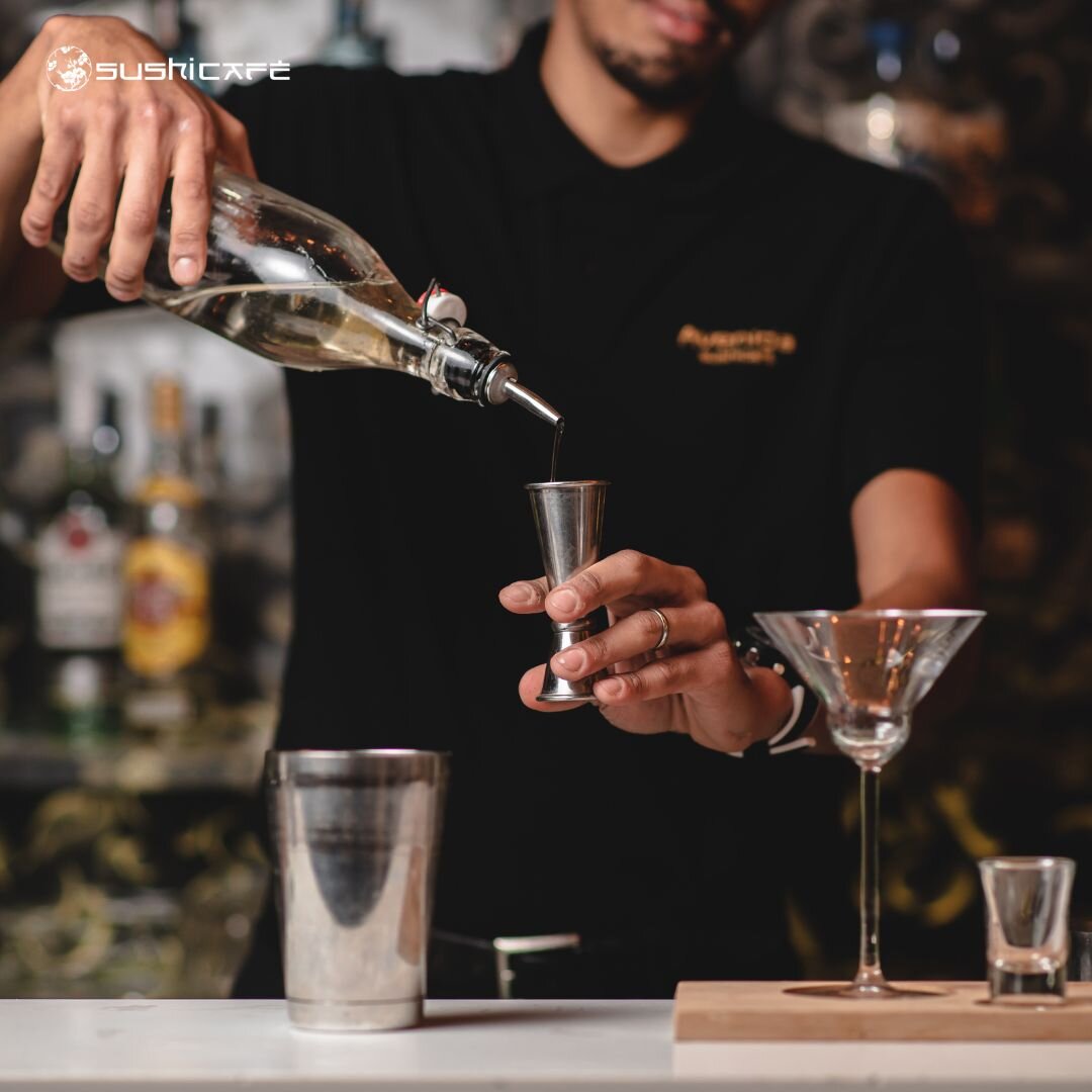 O fim-de-semana est&aacute; &agrave; porta e n&oacute;s estamos como? Felizes e prontos para vos preparar os nossos melhores cocktails! At&eacute; j&aacute; 👋

🇬🇧 
The weekend is coming up and we are happy and ready to prepare you our best cocktai