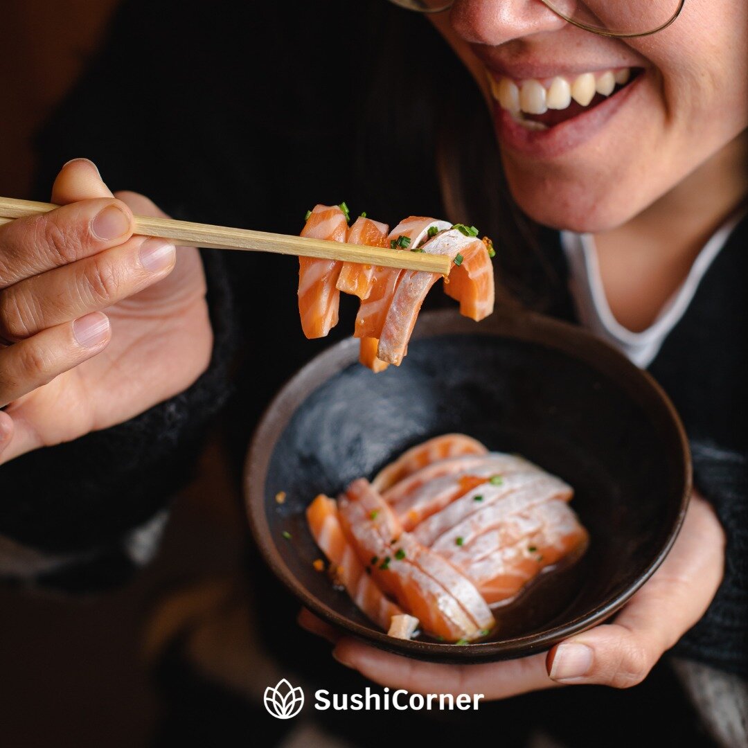 Barriga cheia, cora&ccedil;&atilde;o contente! Ou neste caso, Barriga de Salm&atilde;o, cara de satisfa&ccedil;&atilde;o 😁
.
🛵 Encomenda atrav&eacute;s do link na bio
.
.
🍣 Happiness is around the Corner
.
.
#sushi #sushicafe #shopping #sashimi #n