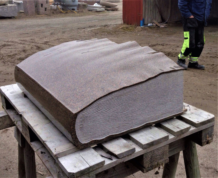 Sys-Svinding.-Stenbog-til-Gyldendals-Forlag,-Kbh.----80-x-60-x-30-cm...jpg