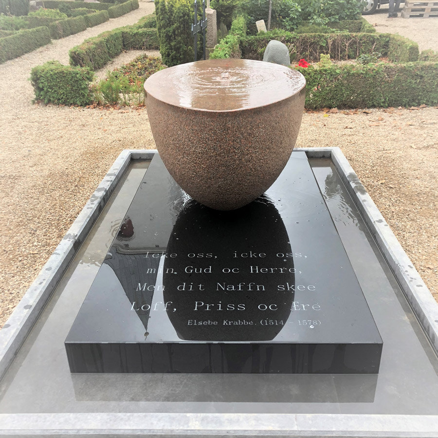 Vandkunst-til-Østbirk-kirke-2020,-i-rød-granit-og-sort-diabas.-215-x-110-x-85-cm..jpg