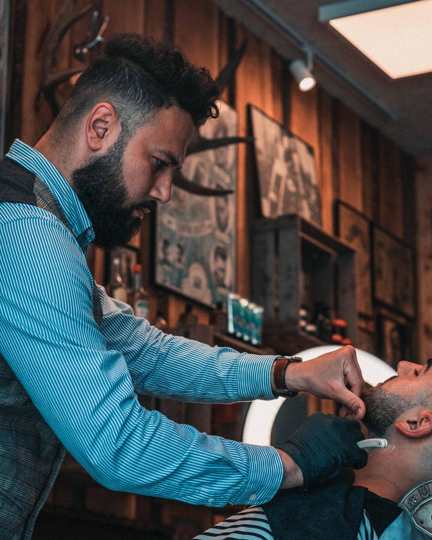 Har du pr&oslash;vet vores Old Fashion #Barbering ? 
.
.
Dette forgår på den helt korrekte måde med 👇
- Et varmt håndkl&aelig;de 
- Olier
- En l&aelig;kker #barberingscreme 
- Den skarpe knive skal vi ikke glemme
.
.
Afsluttes med 👇
- Et koldt 