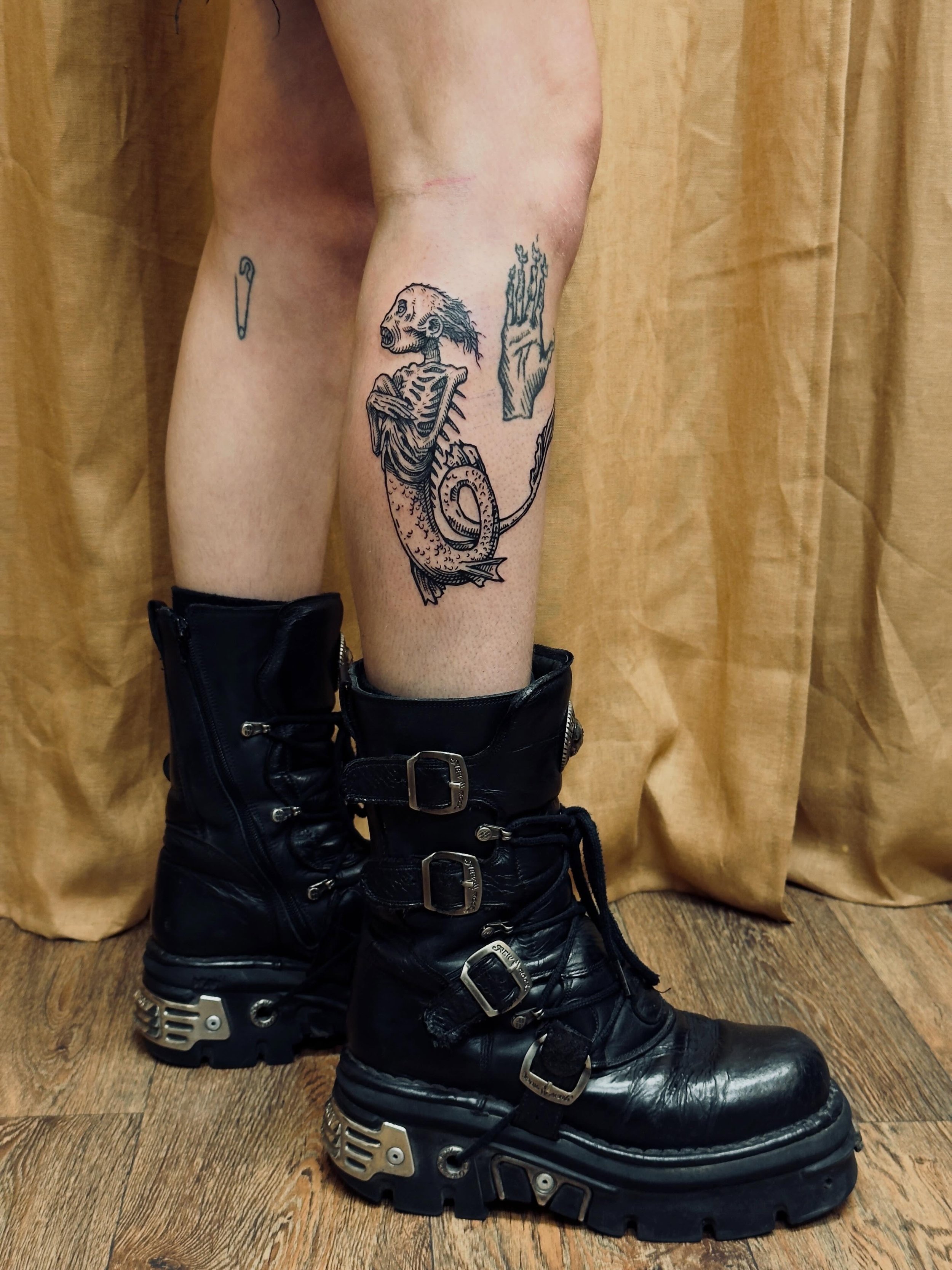 A custom Fiji mermaid for Lydia from today with some great working shots by @james_lang_tattoo