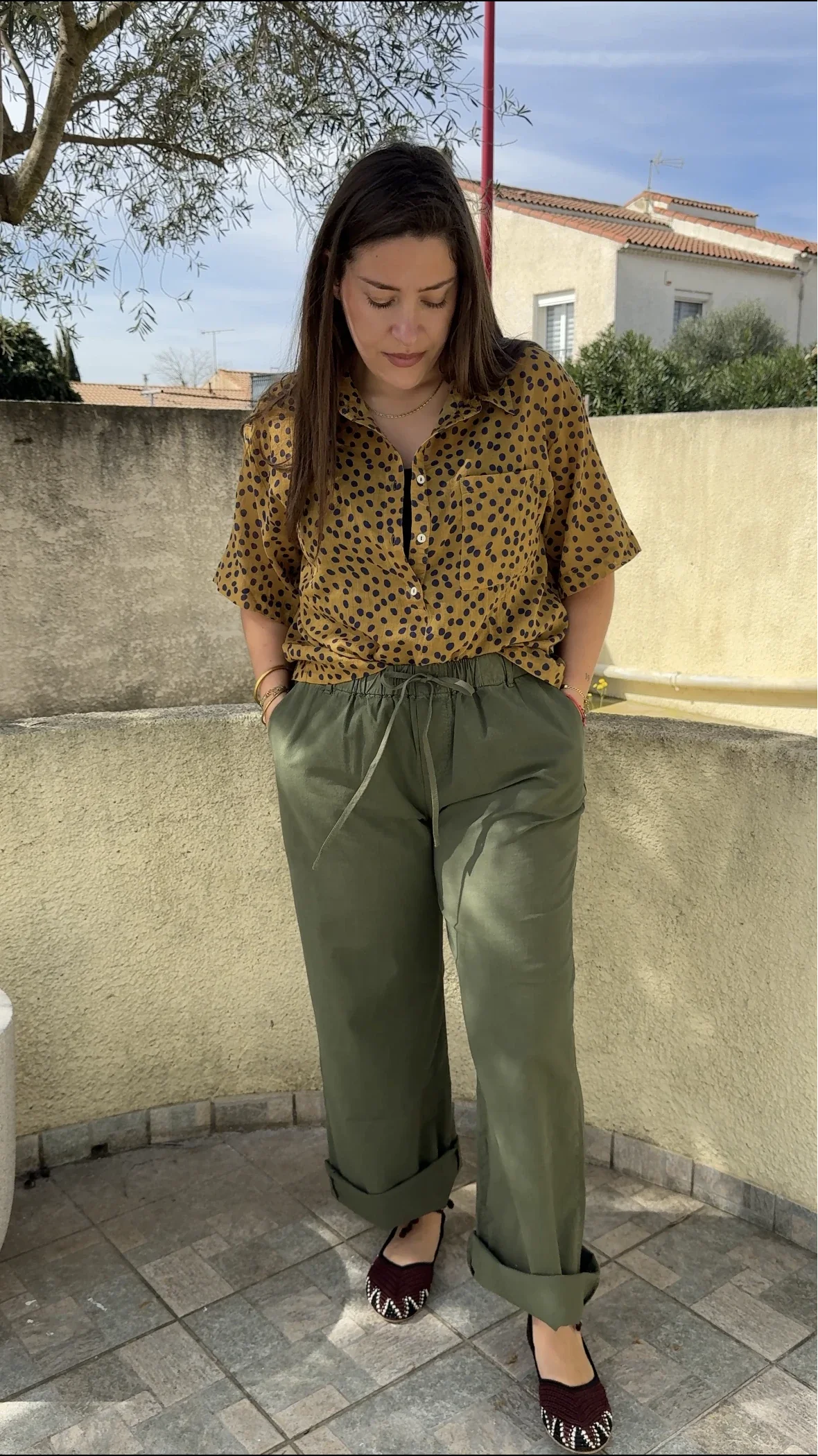 Détail du pantalon Jeanne Hod Paris couleur kaki avec finitions soignées.