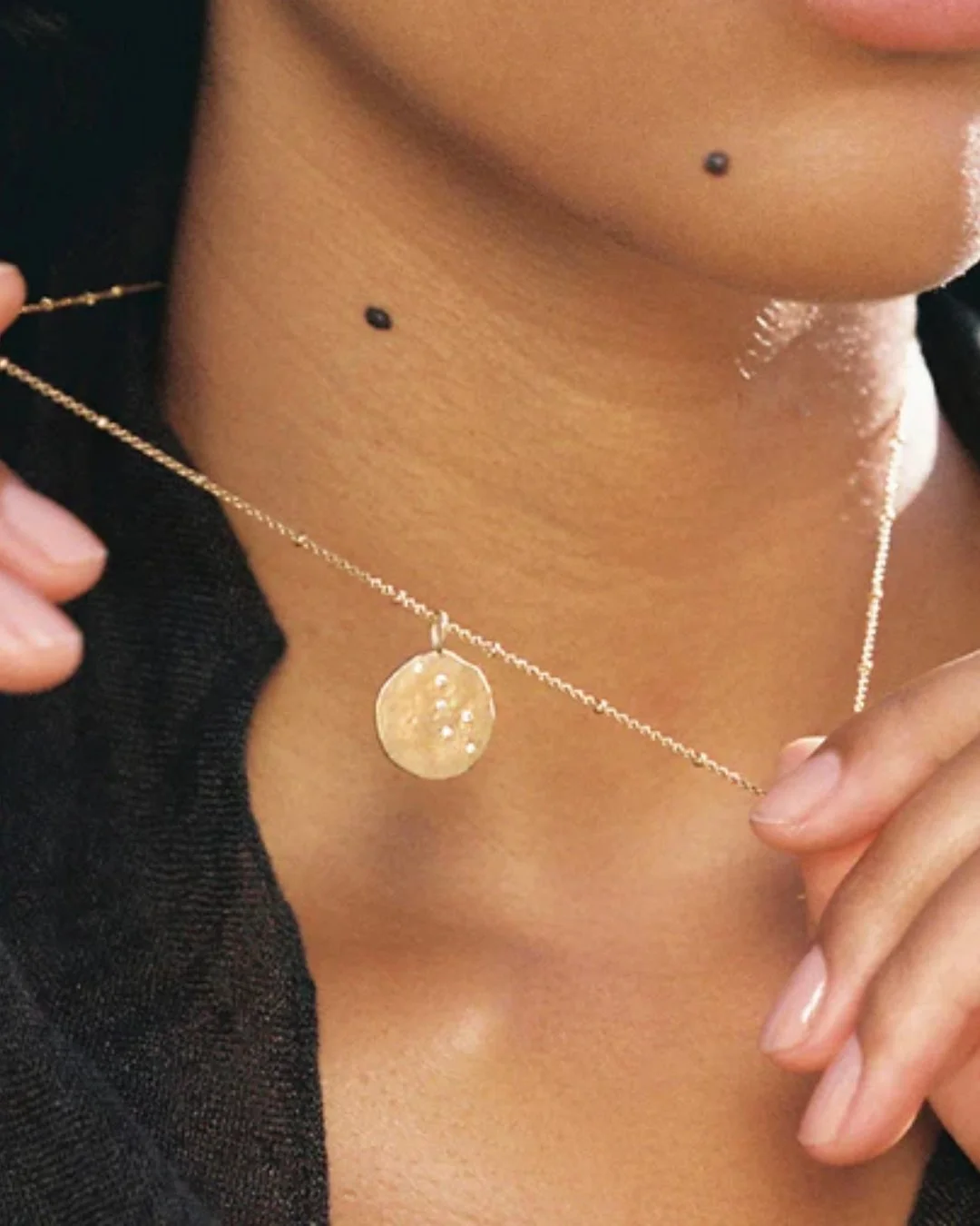 Collier Lumoria de la marque Agapée porté par une mannequin