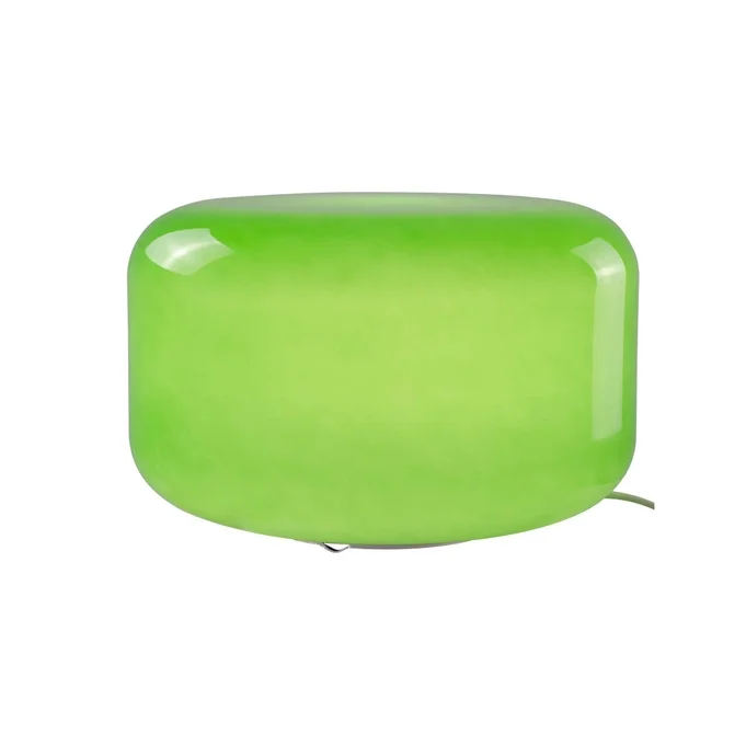 Détail du verre soufflé vert profond de la lampe Livo.