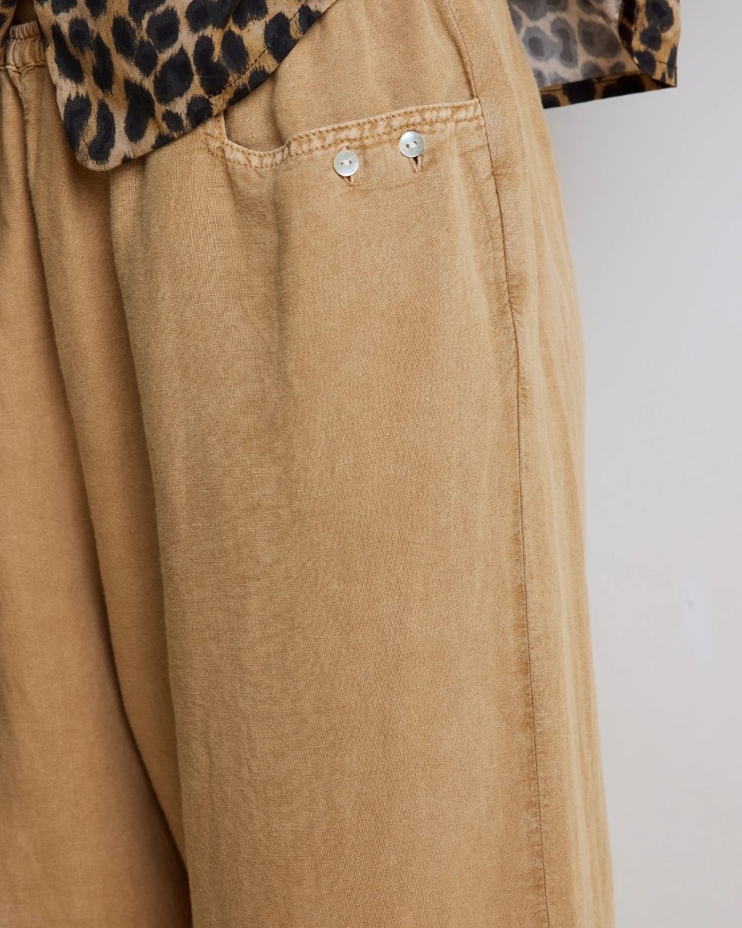 Détails du Pantalon Bastian nut Hod Paris sur les boutons nacré
