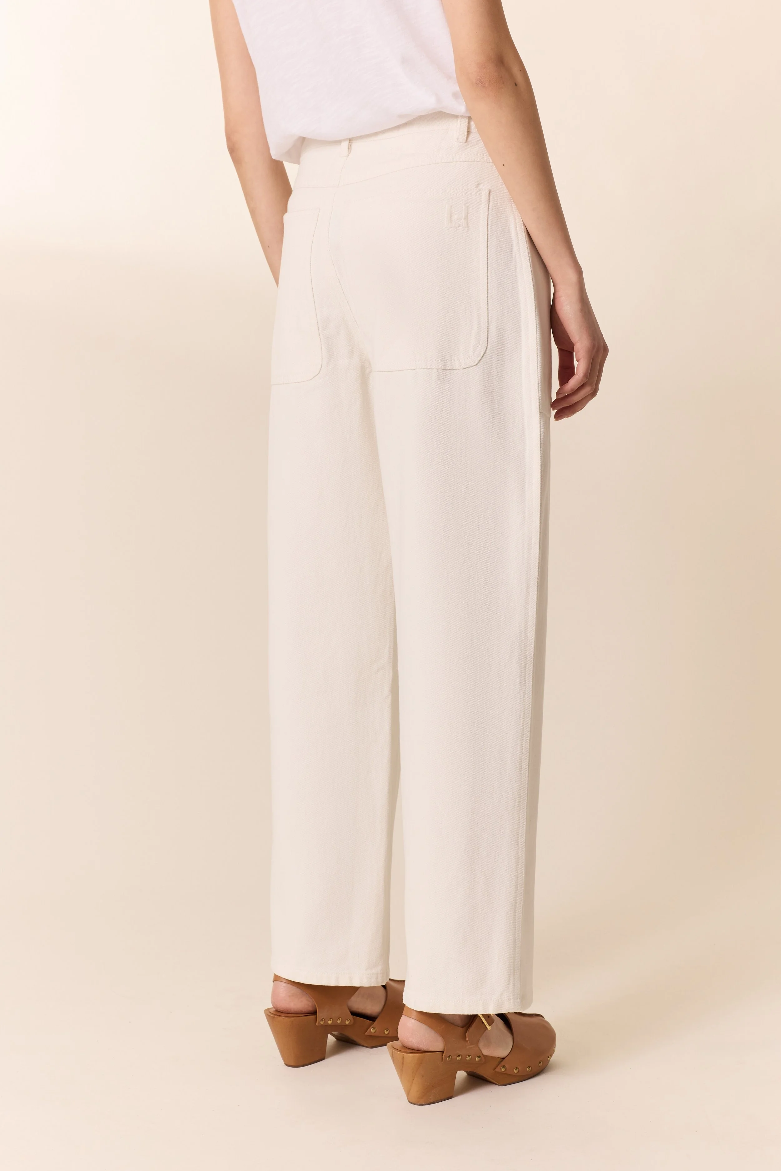 Look minimaliste avec pantalon écru coupe ample droite